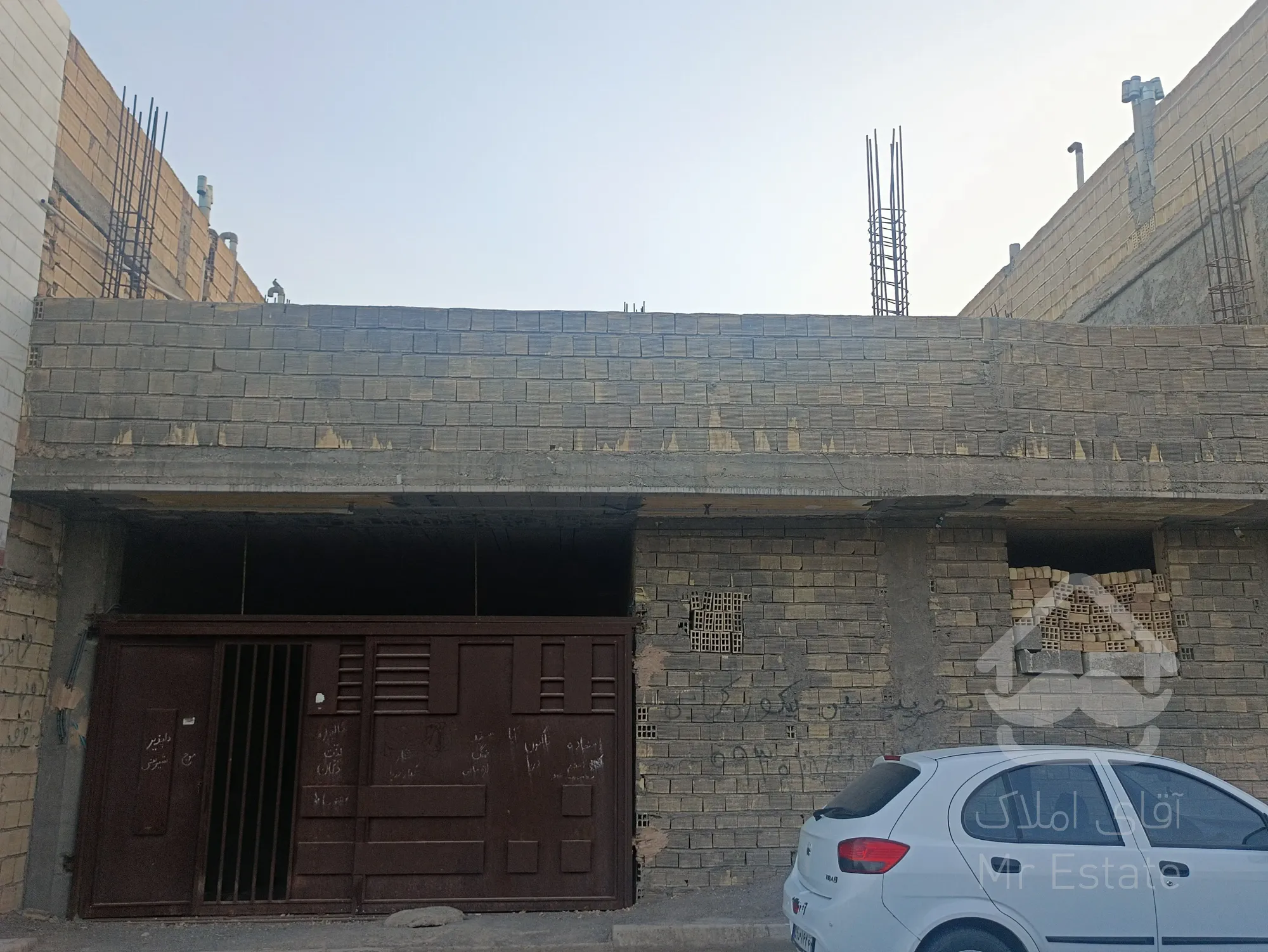 منزل با پروانه دو طبقه، طبقه ی اول سفت کاری شده، ستون های طبقه دوم بافته شده