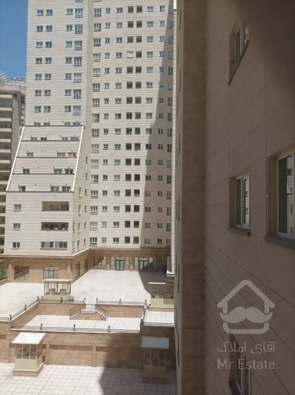 فروش آپارتمان ۱۰۲متر دو خواب غرق نور دریاچه