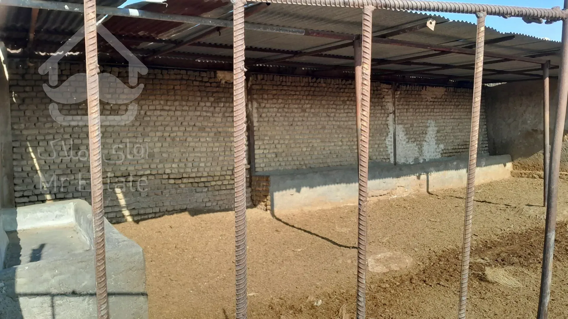 ملک دامداری با سند ششدانگ برق سه فاز چاه آب گاز و سوله حدود ۶۰۰ متر و اتاق نگهبانی است.