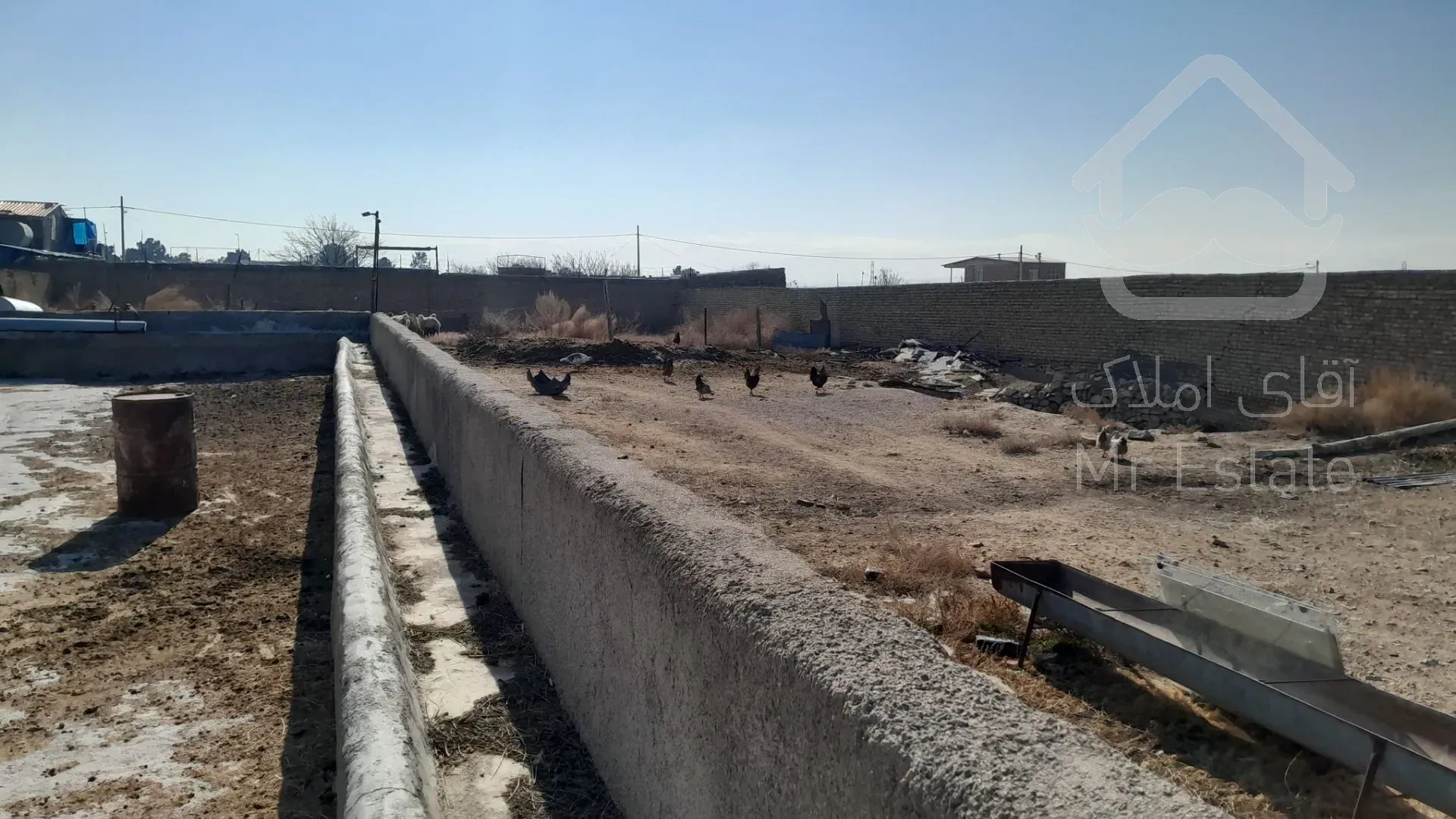 ملک دامداری با سند ششدانگ برق سه فاز چاه آب گاز و سوله حدود ۶۰۰ متر و اتاق نگهبانی است.