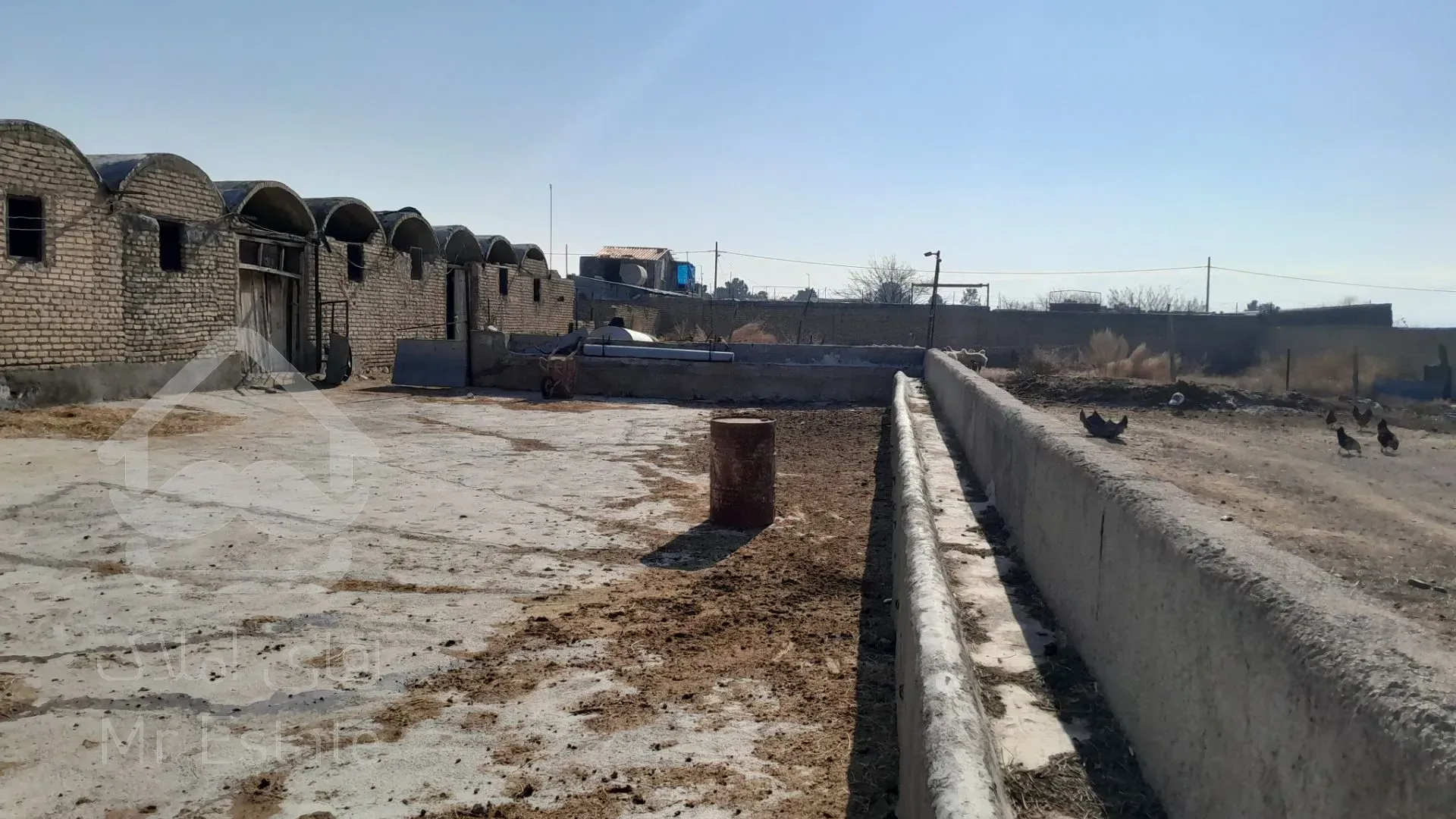 ملک دامداری با سند ششدانگ برق سه فاز چاه آب گاز و سوله حدود ۶۰۰ متر و اتاق نگهبانی است.