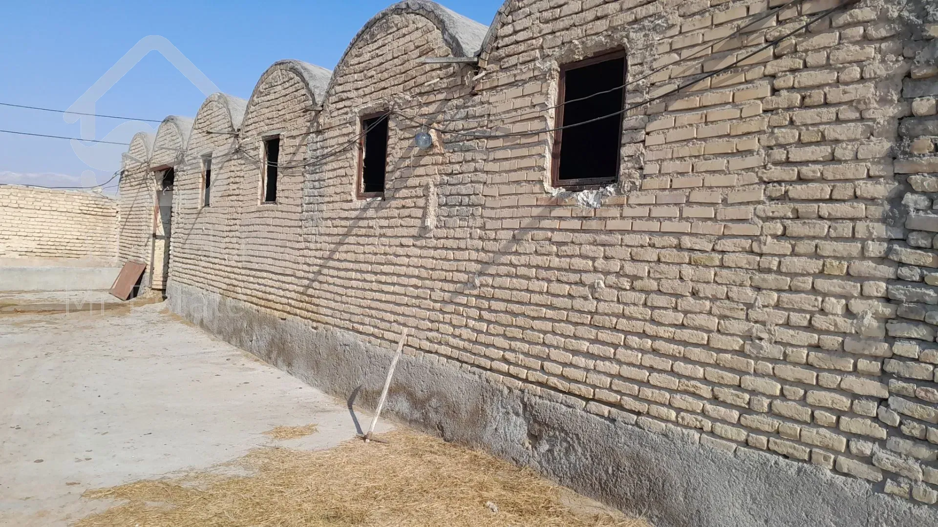 ملک دامداری با سند ششدانگ برق سه فاز چاه آب گاز و سوله حدود ۶۰۰ متر و اتاق نگهبانی است.