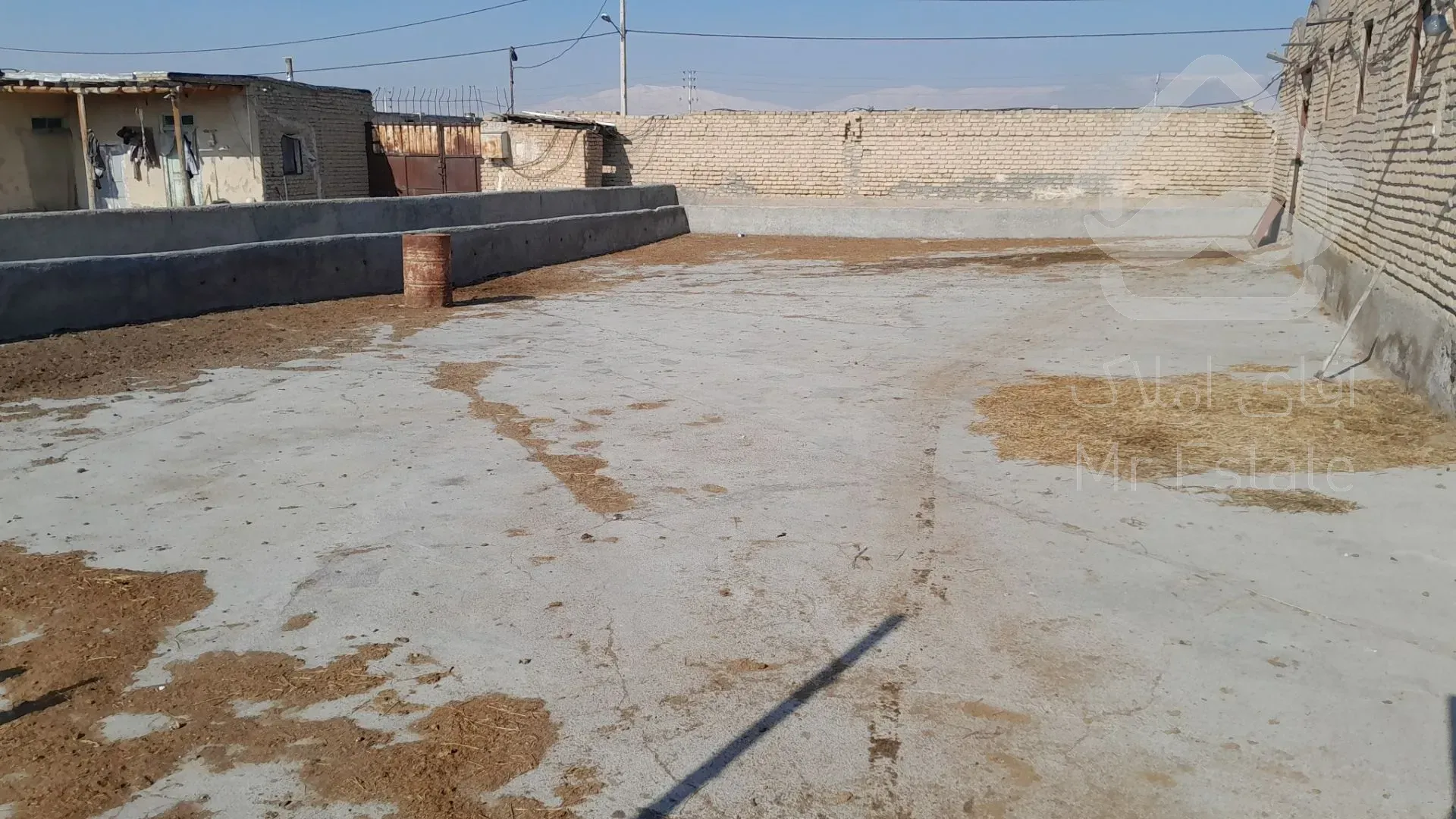 ملک دامداری با سند ششدانگ برق سه فاز چاه آب گاز و سوله حدود ۶۰۰ متر و اتاق نگهبانی است.