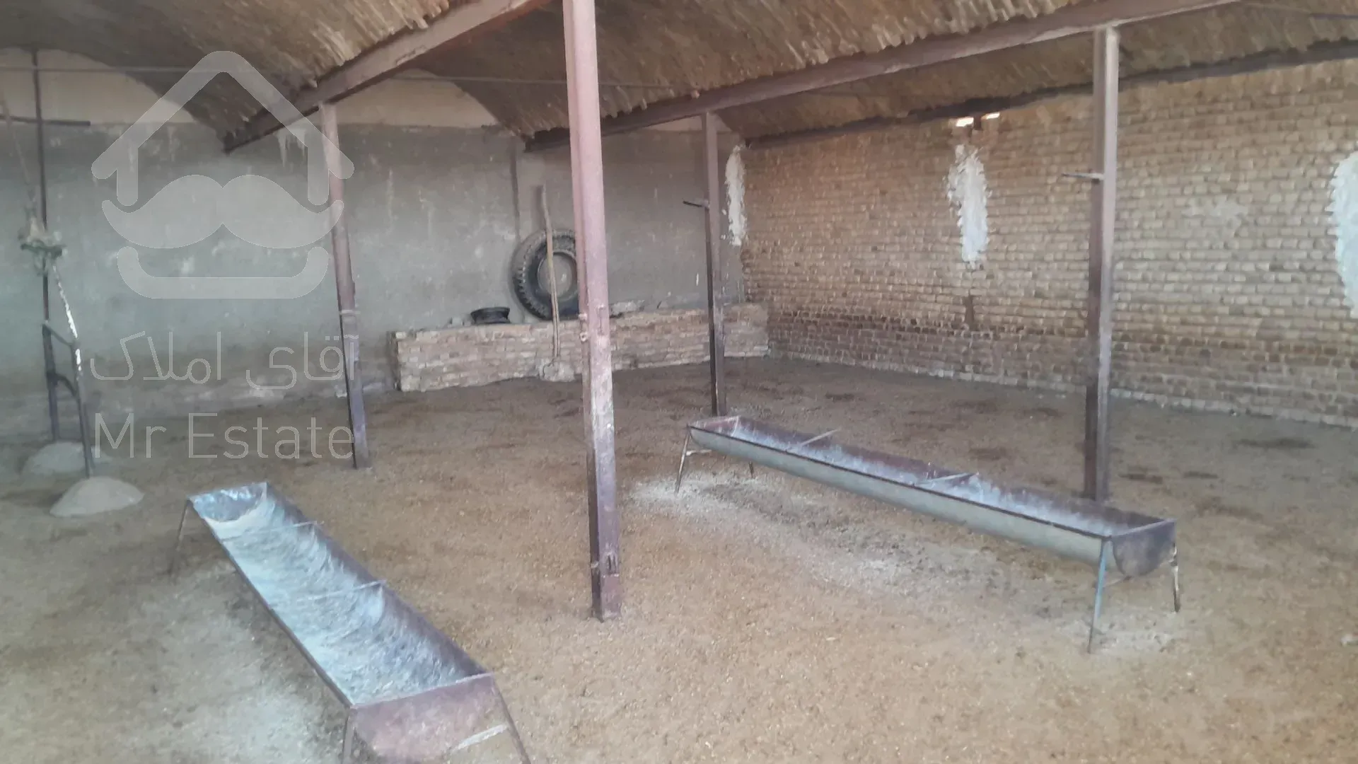 ملک دامداری با سند ششدانگ برق سه فاز چاه آب گاز و سوله حدود ۶۰۰ متر و اتاق نگهبانی است.