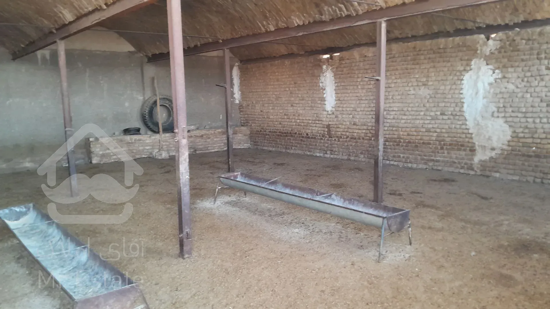 ملک دامداری با سند ششدانگ برق سه فاز چاه آب گاز و سوله حدود ۶۰۰ متر و اتاق نگهبانی است.