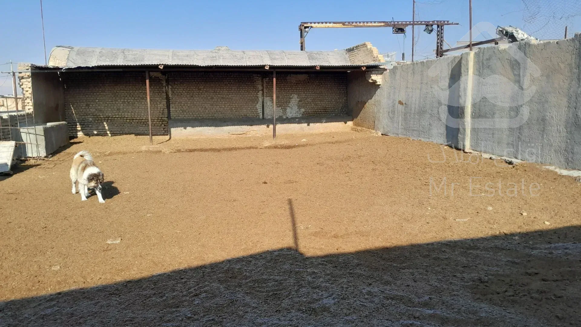 ملک دامداری با سند ششدانگ برق سه فاز چاه آب گاز و سوله حدود ۶۰۰ متر و اتاق نگهبانی است.