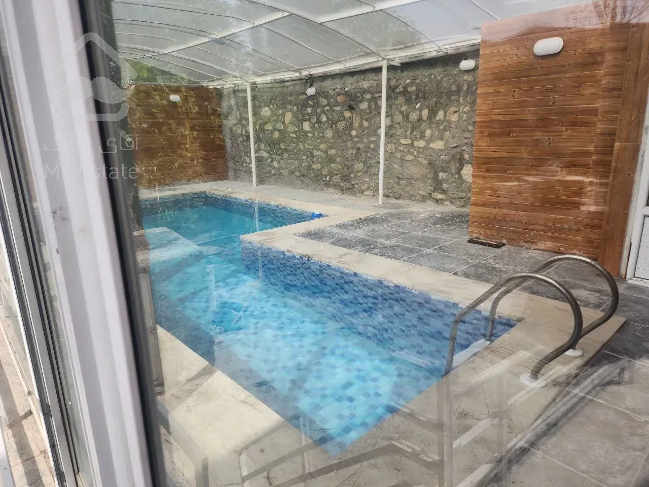 زمین ۱۴۰۰ متری با ویلای استخر دار