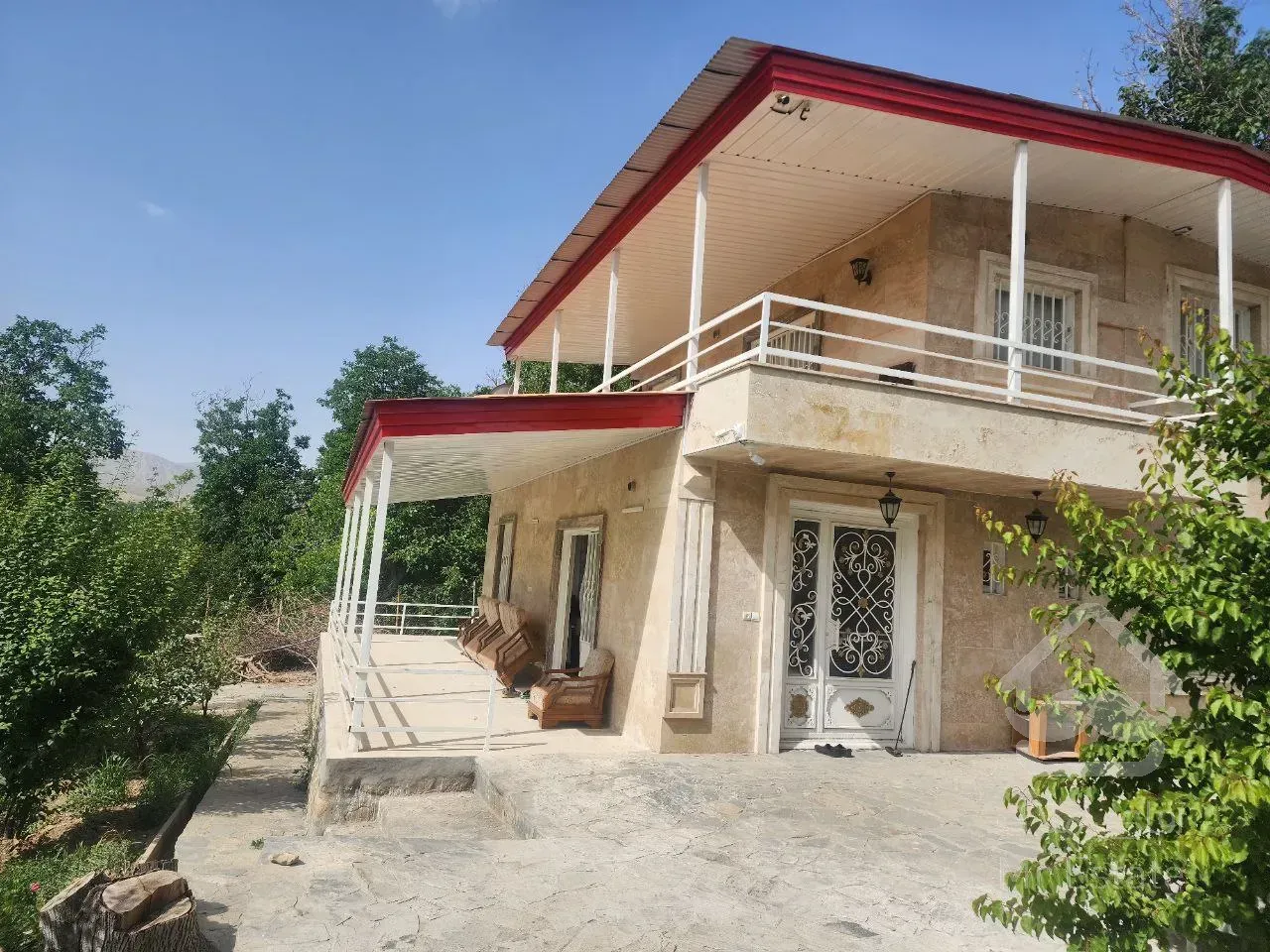 زمین ۱۴۰۰ متری با ویلای استخر دار