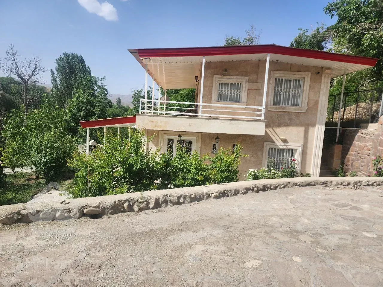 زمین ۱۴۰۰ متری با ویلای استخر دار