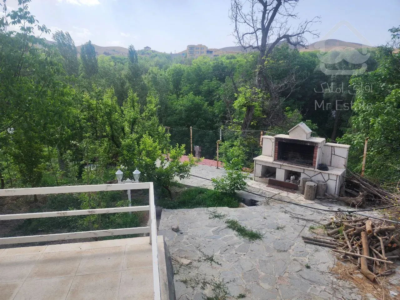 زمین ۱۴۰۰ متری با ویلای استخر دار