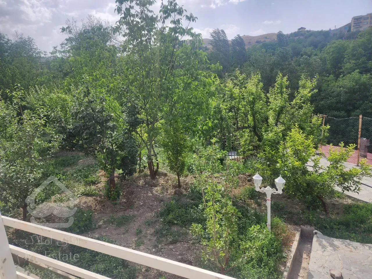 زمین ۱۴۰۰ متری با ویلای استخر دار