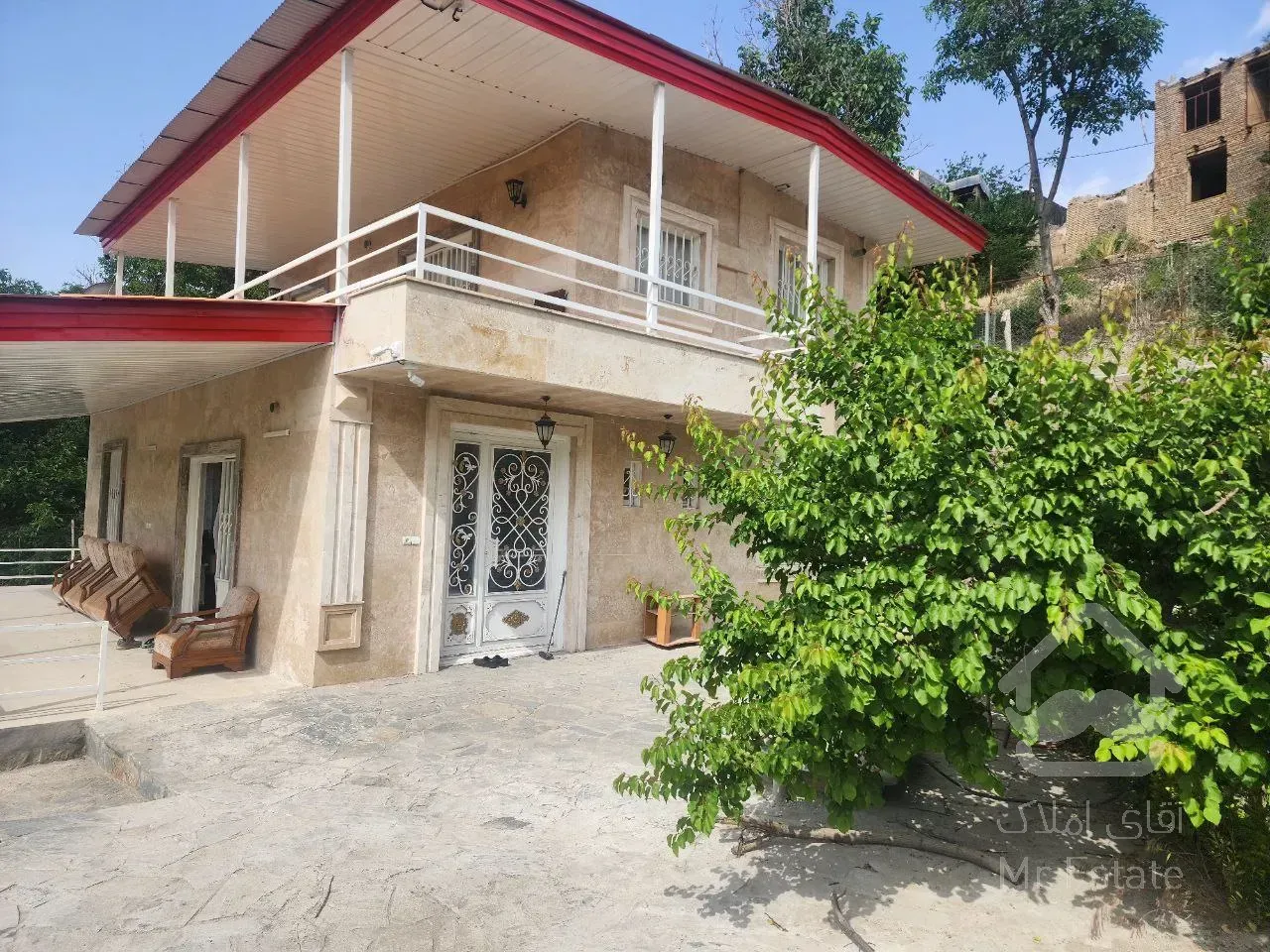 زمین ۱۴۰۰ متری با ویلای استخر دار