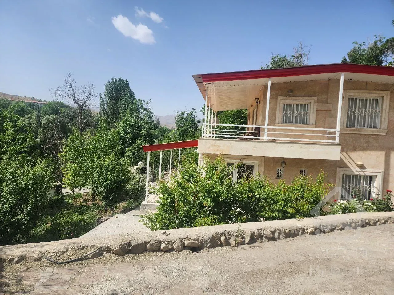 زمین ۱۴۰۰ متری با ویلای استخر دار