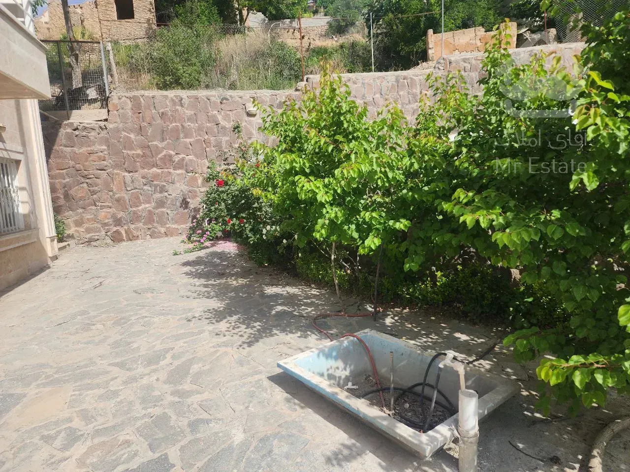 زمین ۱۴۰۰ متری با ویلای استخر دار