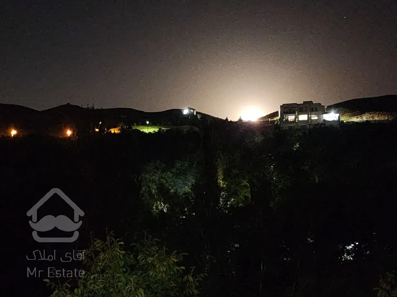 زمین ۱۴۰۰ متری با ویلای استخر دار