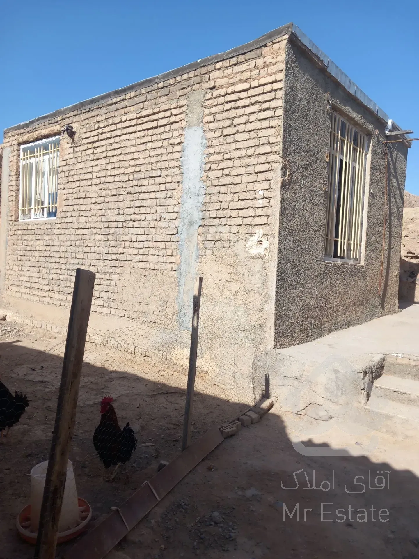 یک باب حیاط مسکونی ۴۵۰متری با دو عدد خانه نوساخت به زیربنا۶۰و ۴۰متری