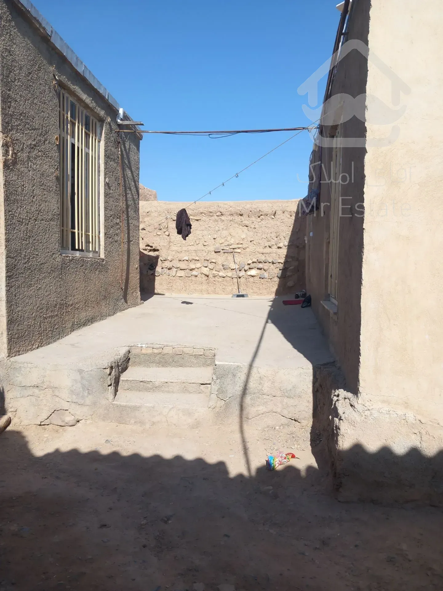 یک باب حیاط مسکونی ۴۵۰متری با دو عدد خانه نوساخت به زیربنا۶۰و ۴۰متری