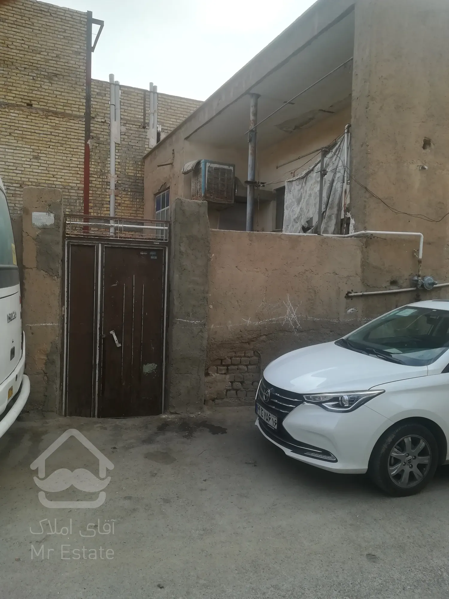 ملک کلنگی 205.5 متر سر نبش کوچه هشت متری