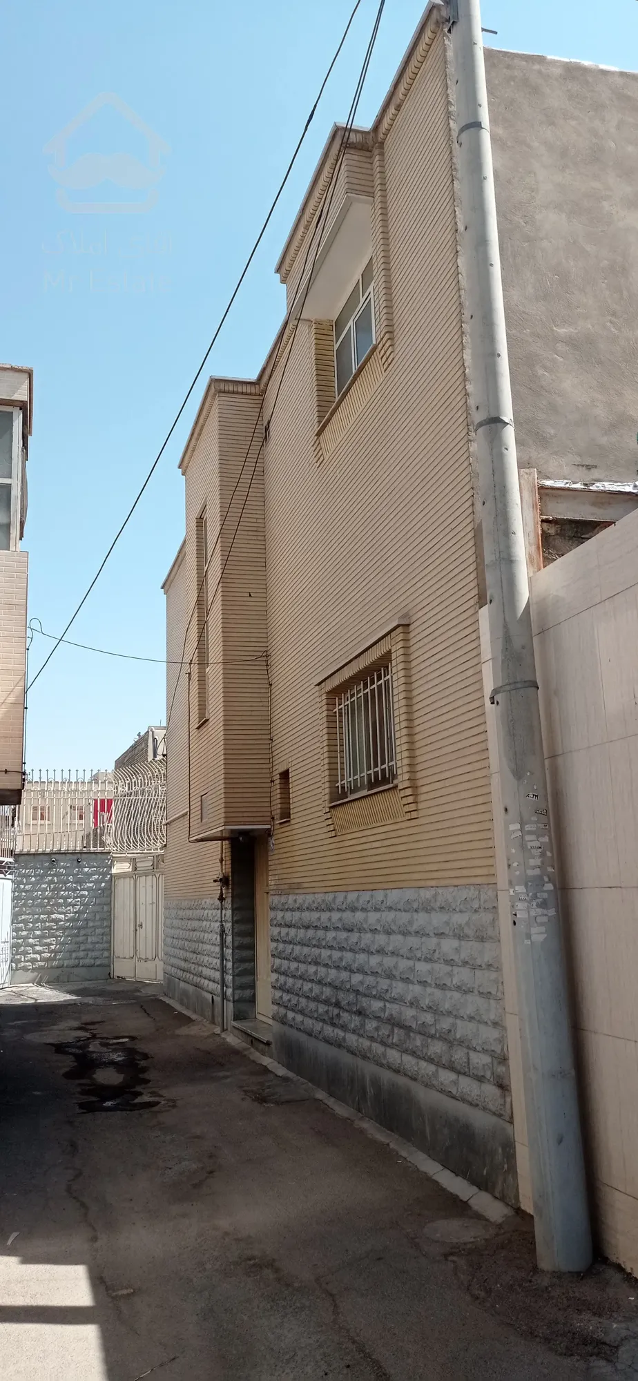 مسکونی دو طبقه 198 متری، حیاط دار