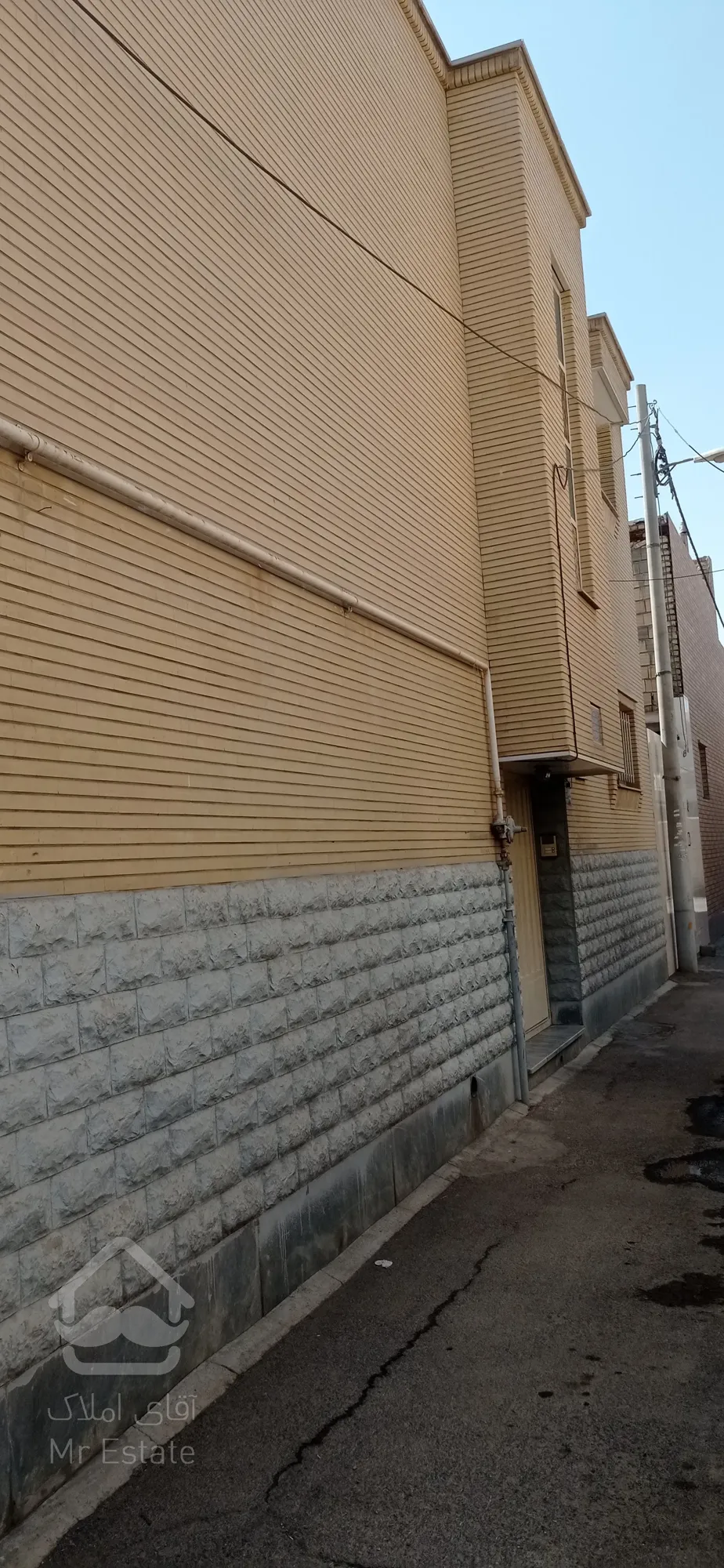 مسکونی دو طبقه 198 متری، حیاط دار