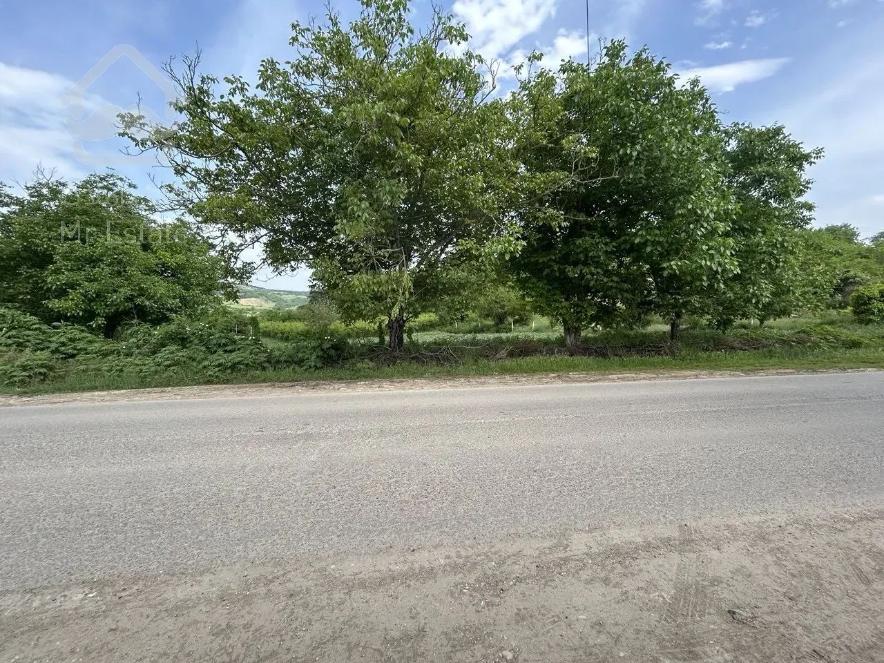 فروش یک قطعه زمین، بر اصلی جاده منتهی به جنگل، با قابلیت ساخت و امتیاز آب و برق و گاز