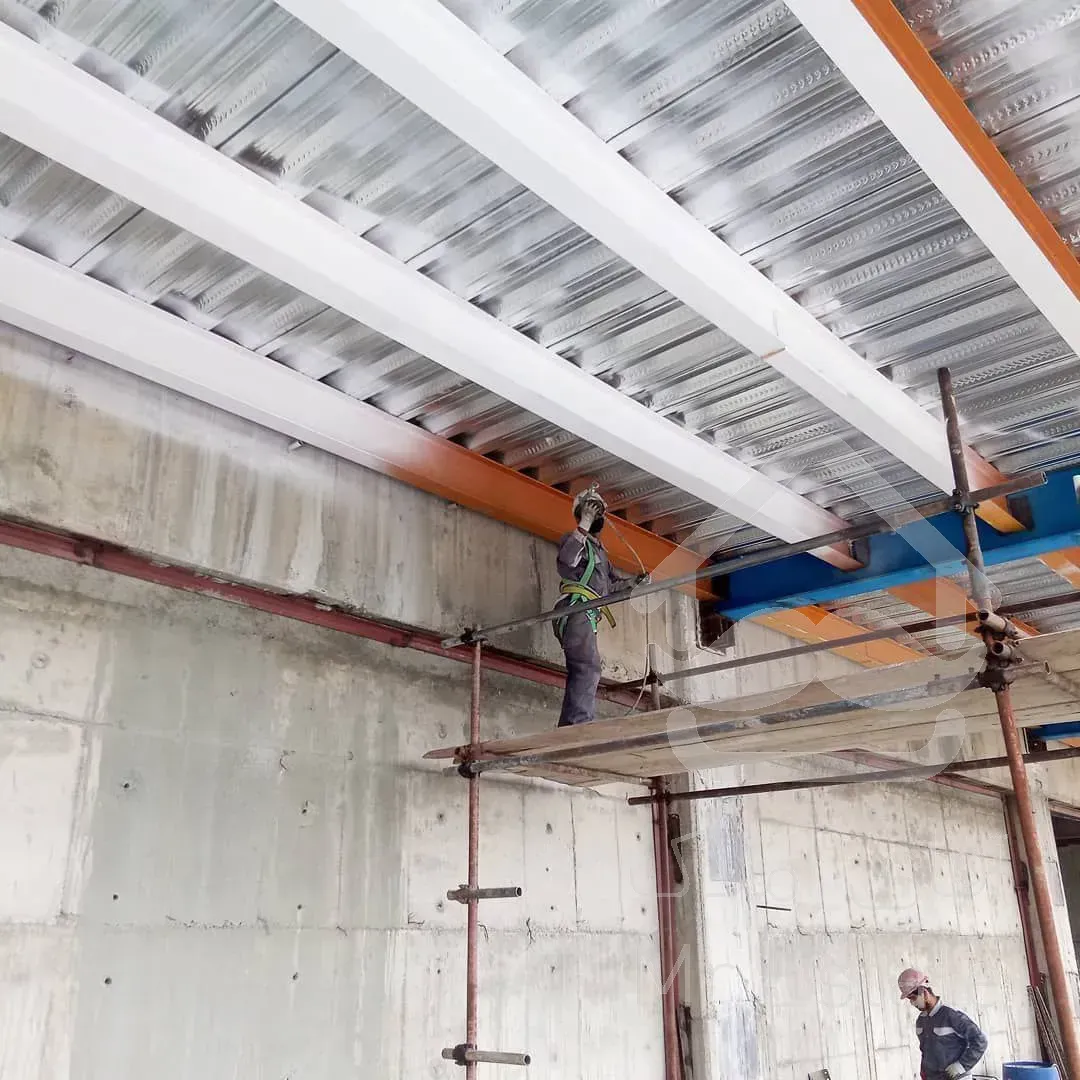 اجرای پوشش ضد حریق اسکلت فلزی شرکت بنیان عمران اکسون