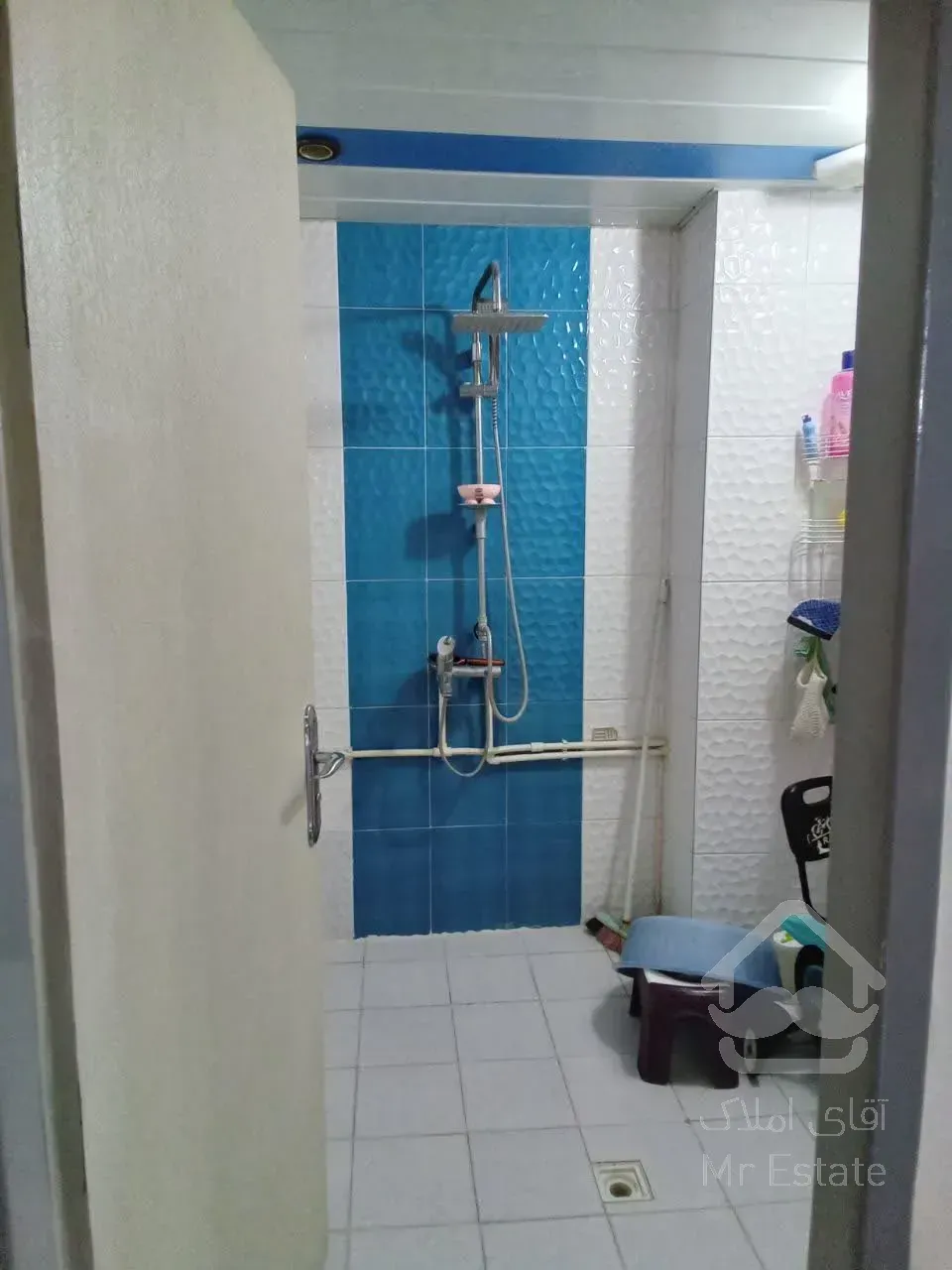 فروش یک باب آپارتمان دو طبقه و یک پیلوت واقع در 22بهمن شمالی پلاک36