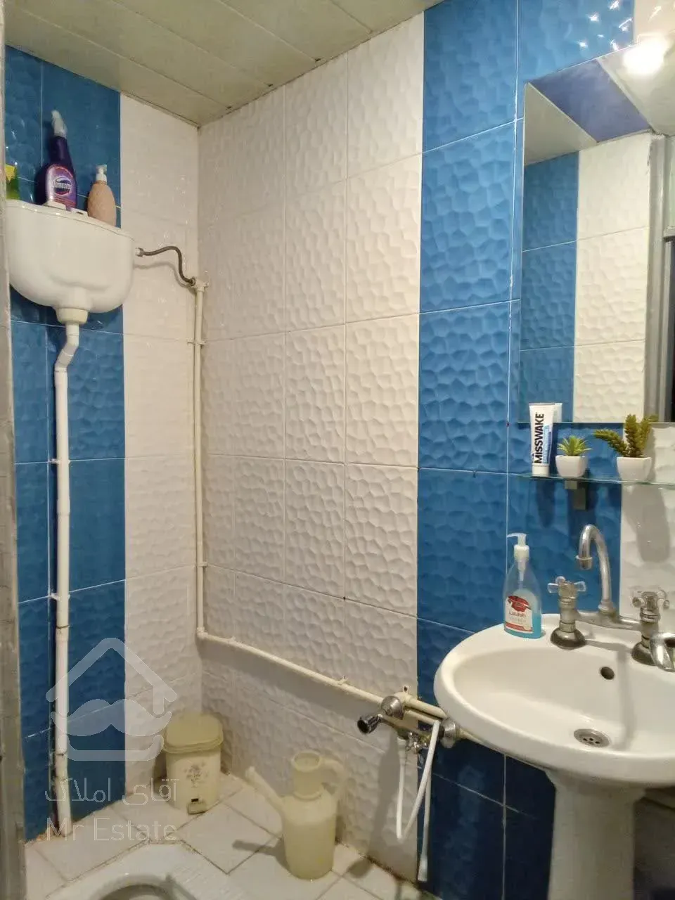 فروش یک باب آپارتمان دو طبقه و یک پیلوت واقع در 22بهمن شمالی پلاک36