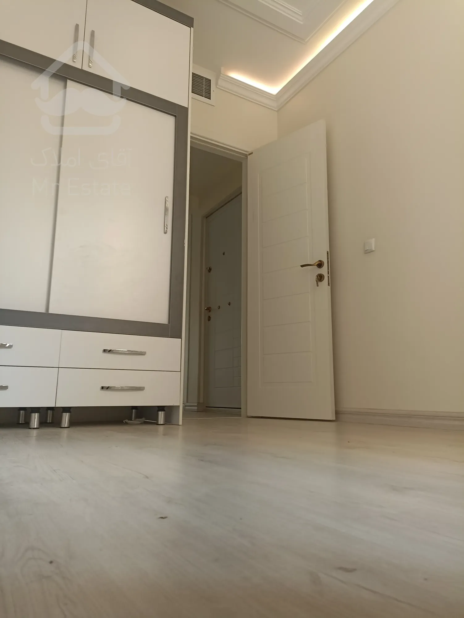 یونیک ۴۷متر luxe نارمک/طلا