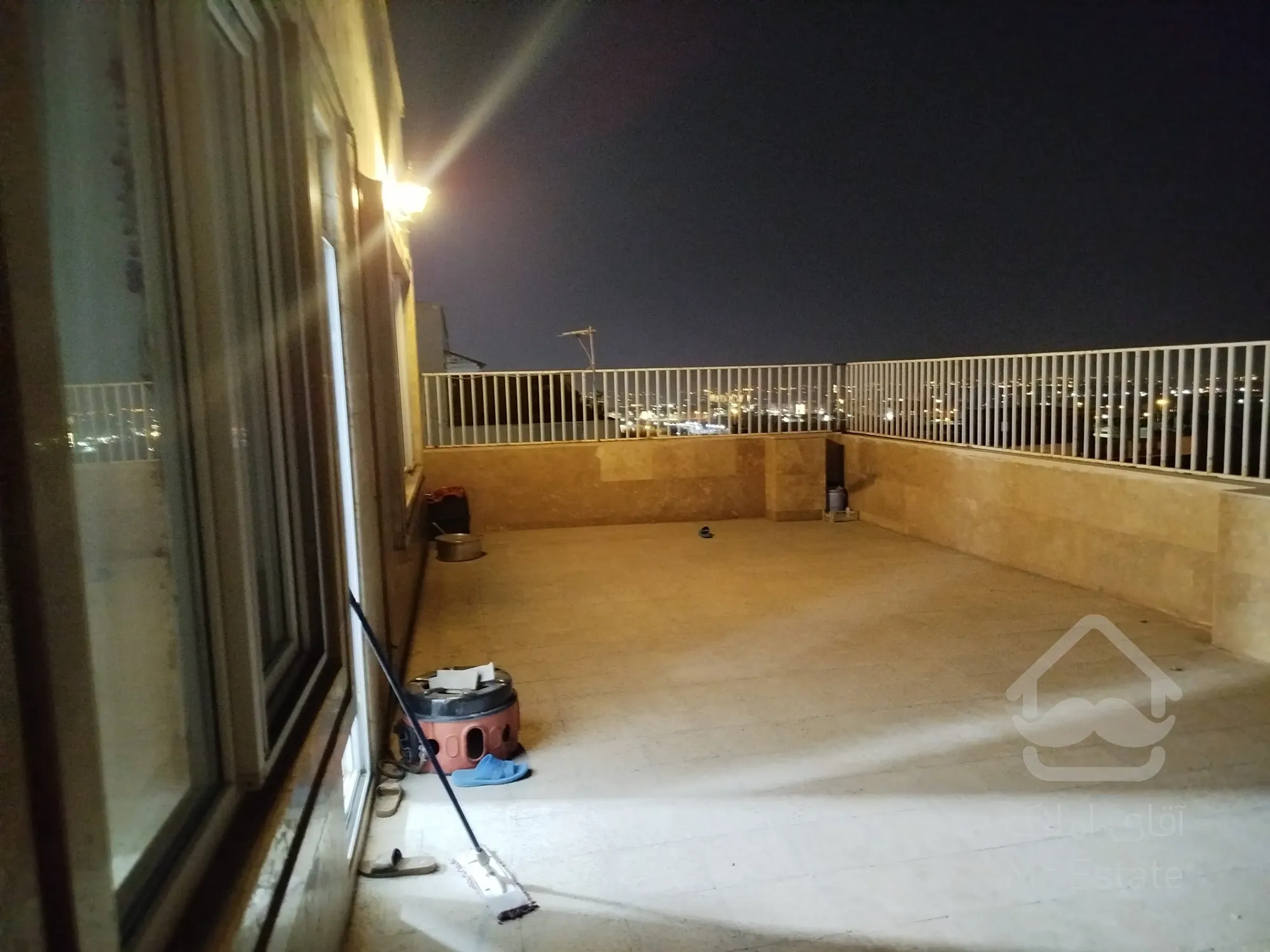 110متر پنت هاوس با 50 متر حیاط اختصاصی در فاز 7