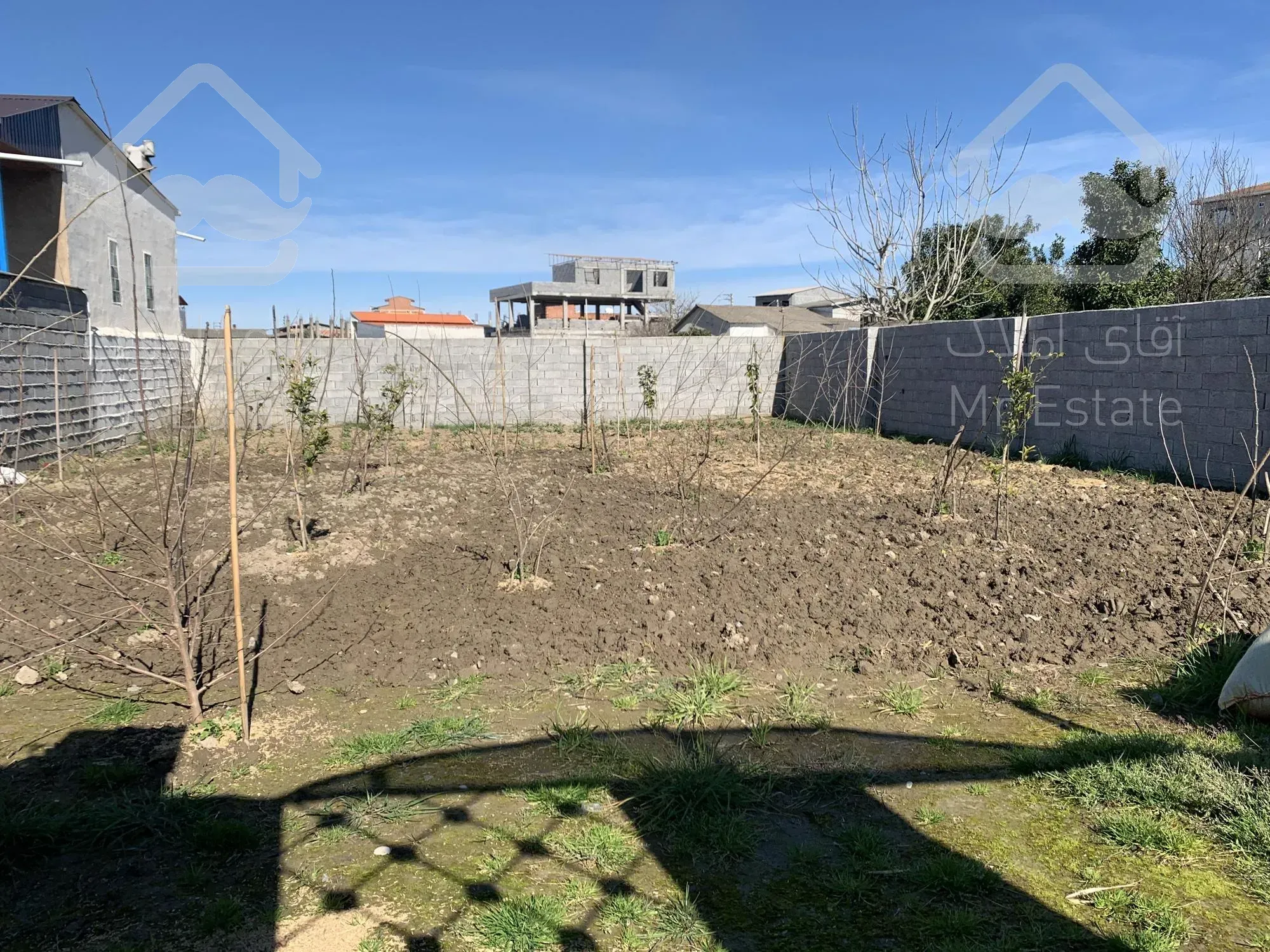 سرخرود /باغچه نهال کاری شده /دیوار کشی شده