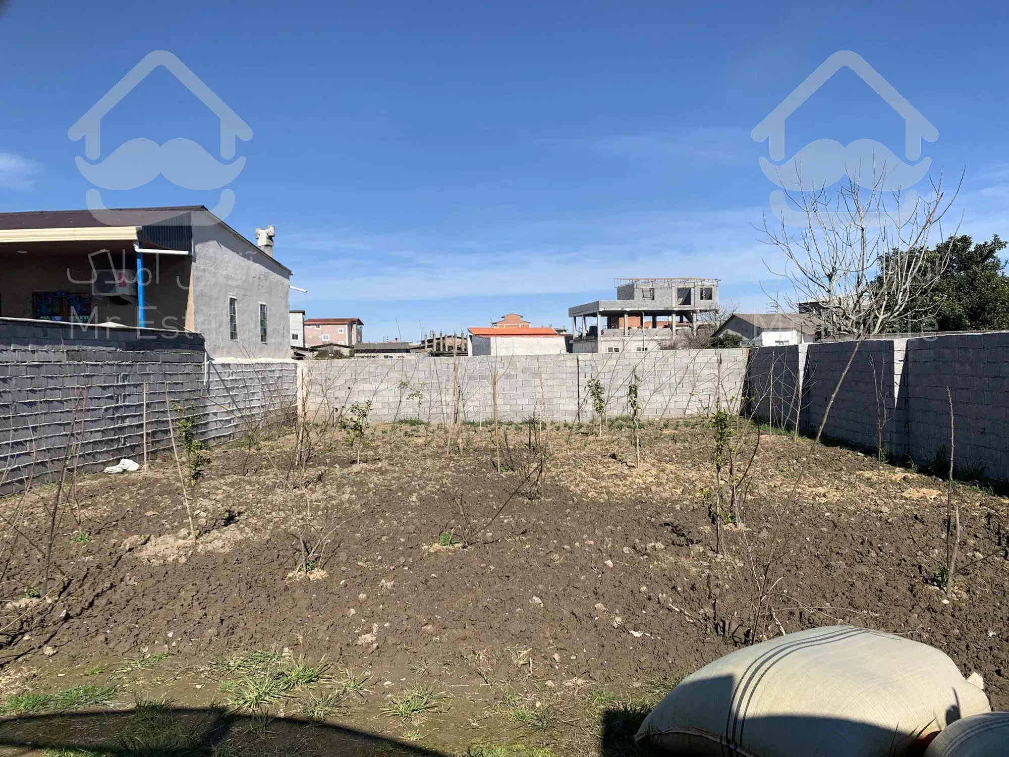 سرخرود /باغچه نهال کاری شده /دیوار کشی شده