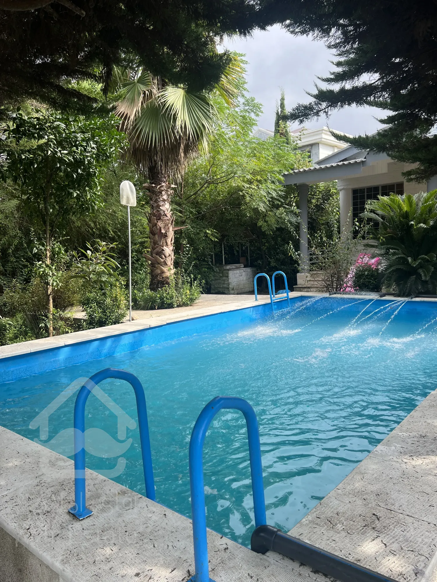 فروش ویلا ۳۴۵ متری با استخر در شهرک لوکس