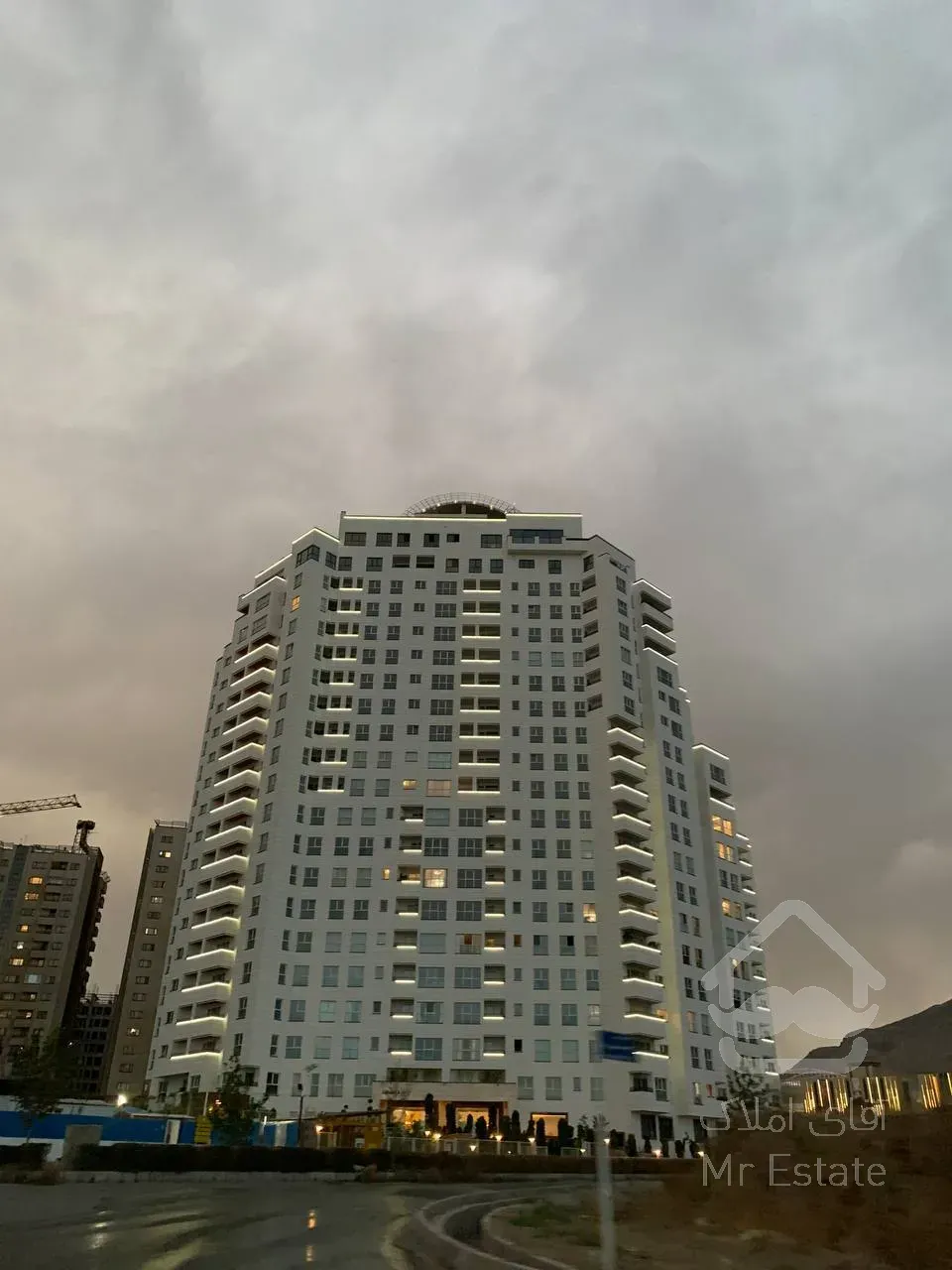 فروش واحد ۱۵۰ متری مجلل مناسب برای خانواده دارای وام و تهاتر