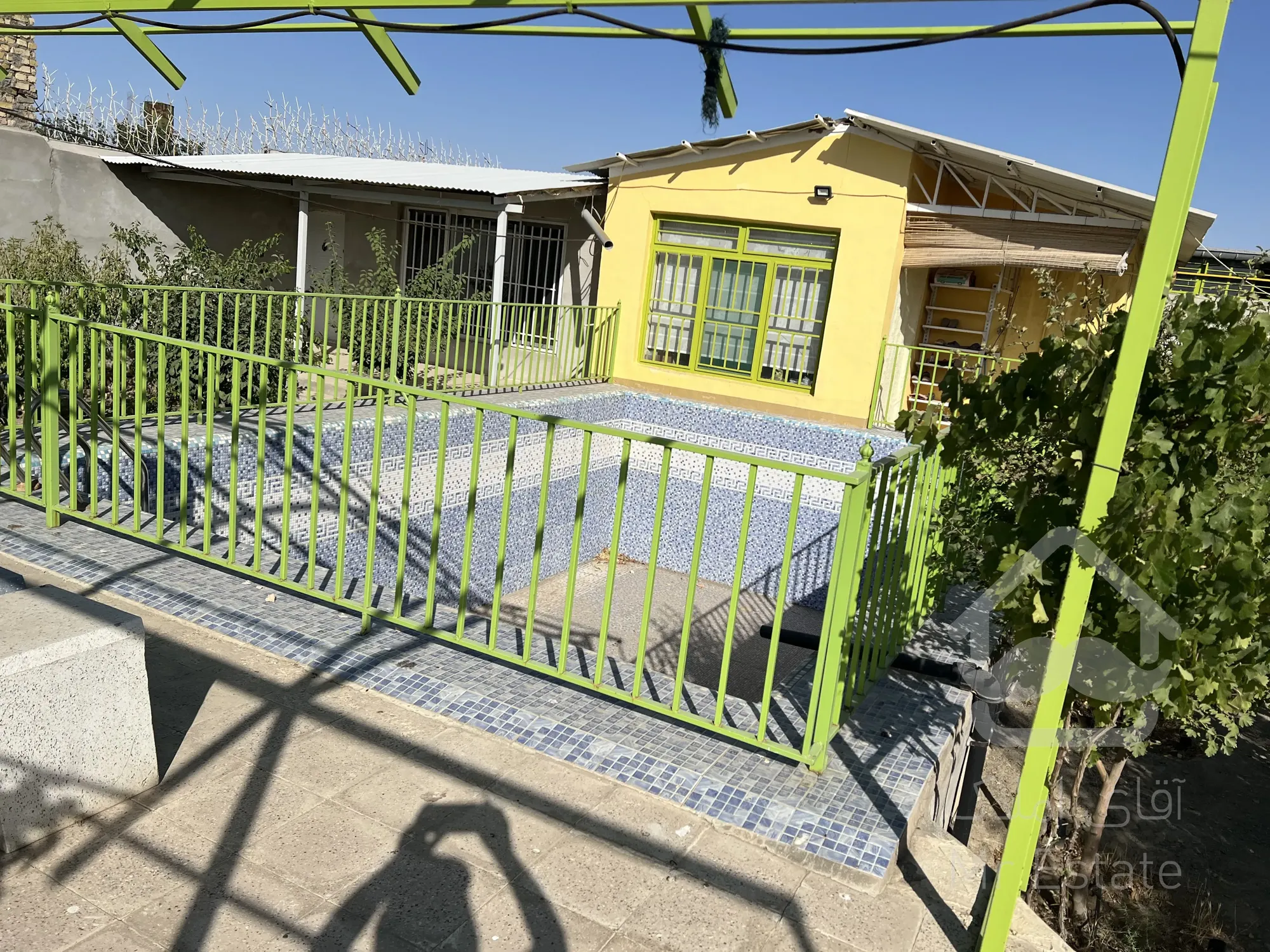 باغ کارگاه ۱۵۰۰ متری با سالن ۳۰۰ متری و دفتر مبله