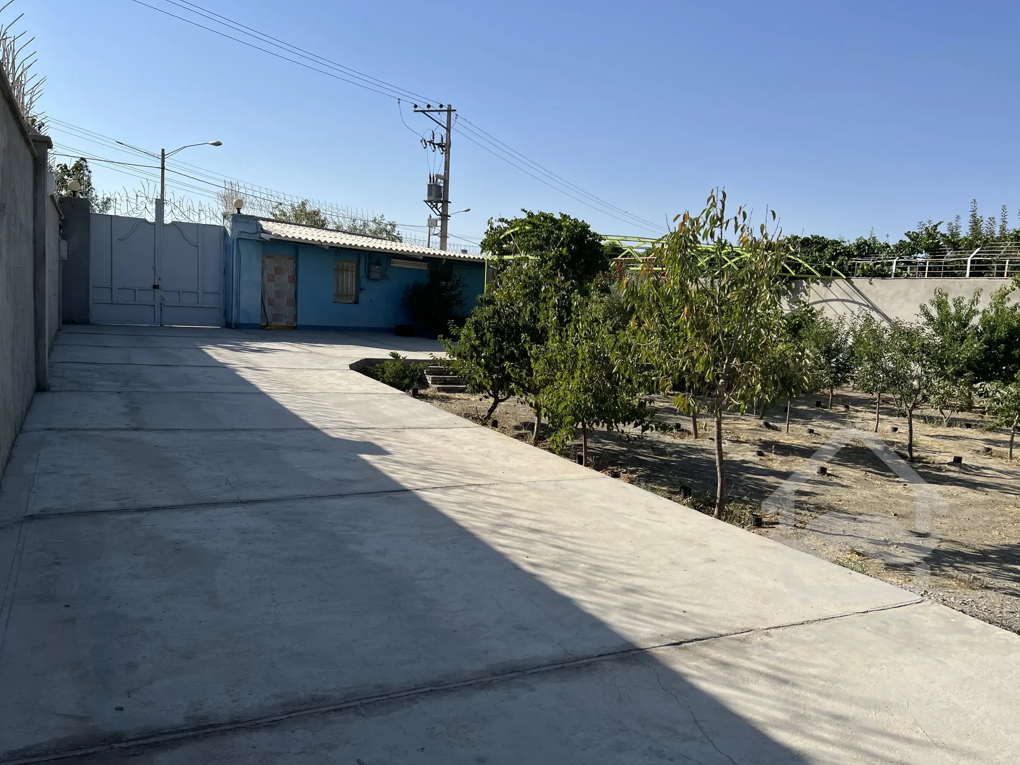 باغ کارگاه ۱۵۰۰ متری با سالن ۳۰۰ متری و دفتر مبله