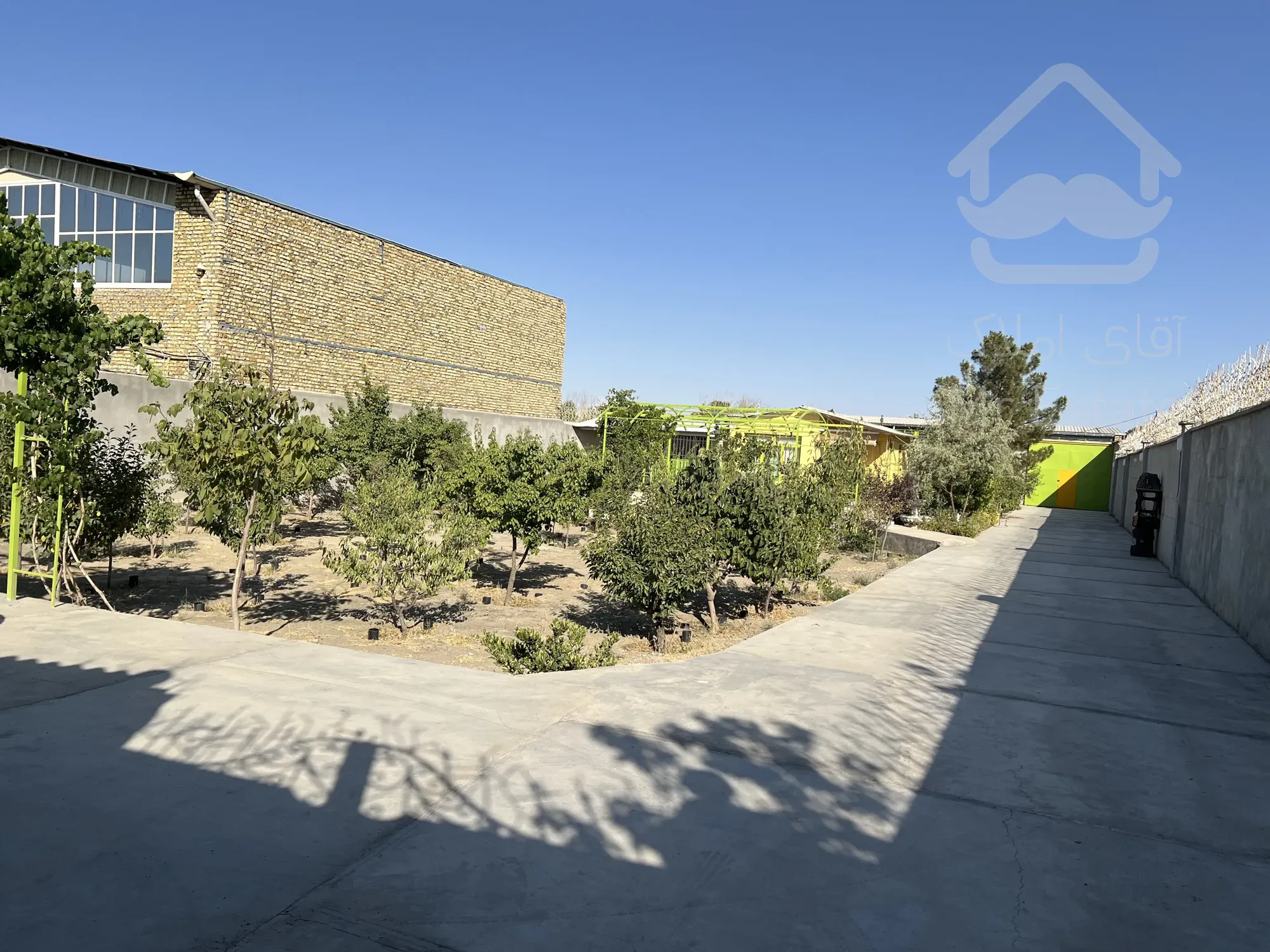 باغ کارگاه ۱۵۰۰ متری با سالن ۳۰۰ متری و دفتر مبله