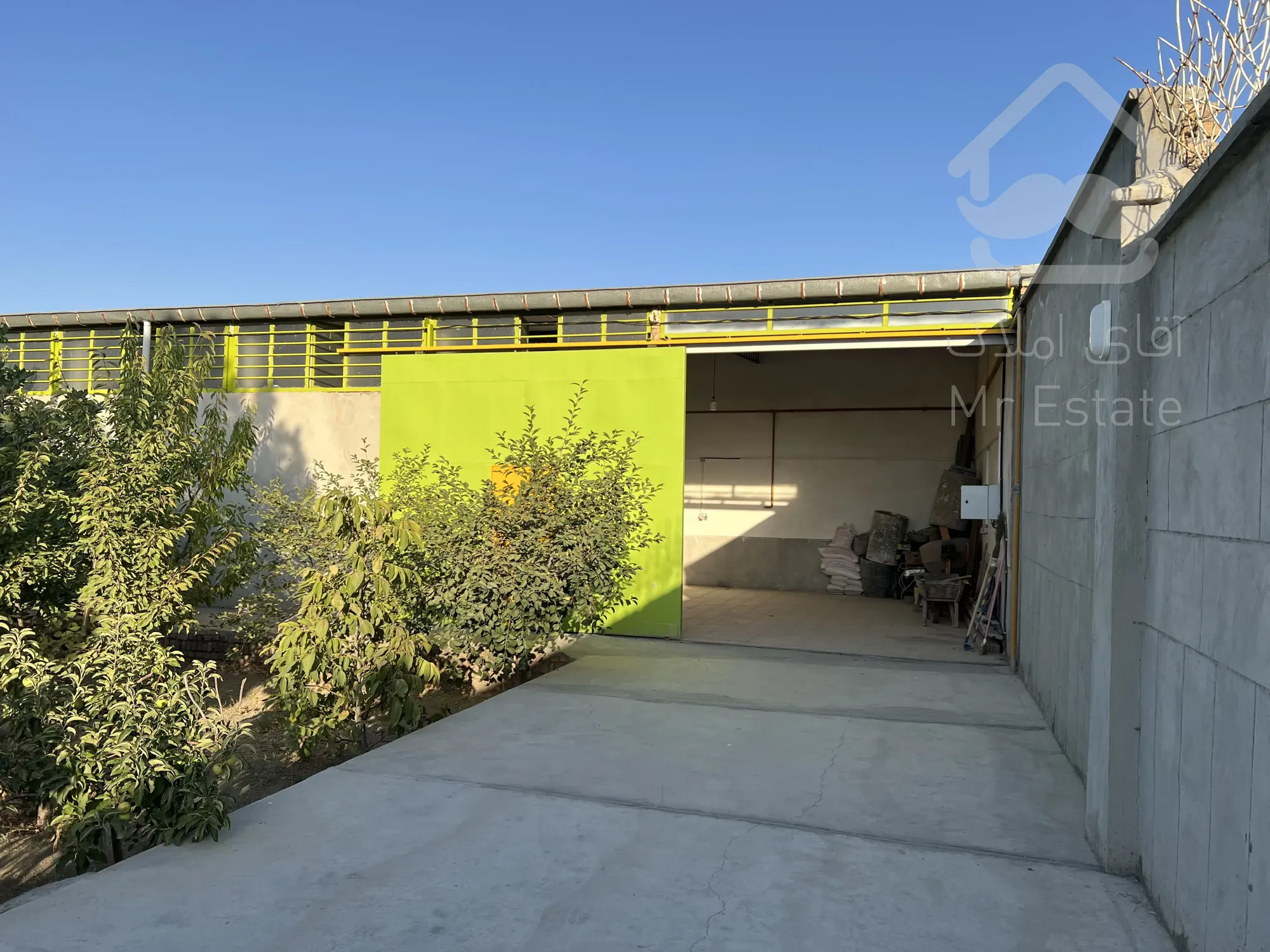 باغ کارگاه ۱۵۰۰ متری با سالن ۳۰۰ متری و دفتر مبله