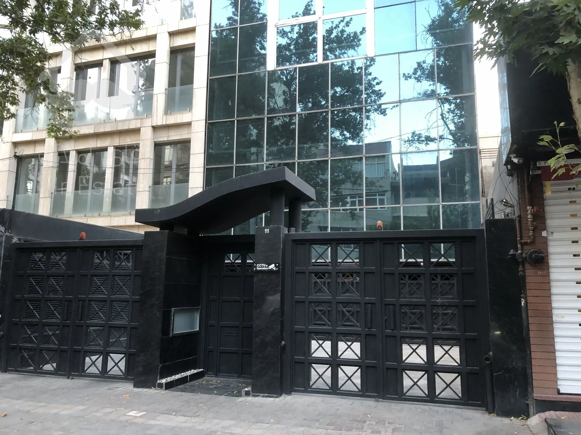 فروش یکجا 9 طبقه 126 متری با جردن بهترین لوکیشن اداری