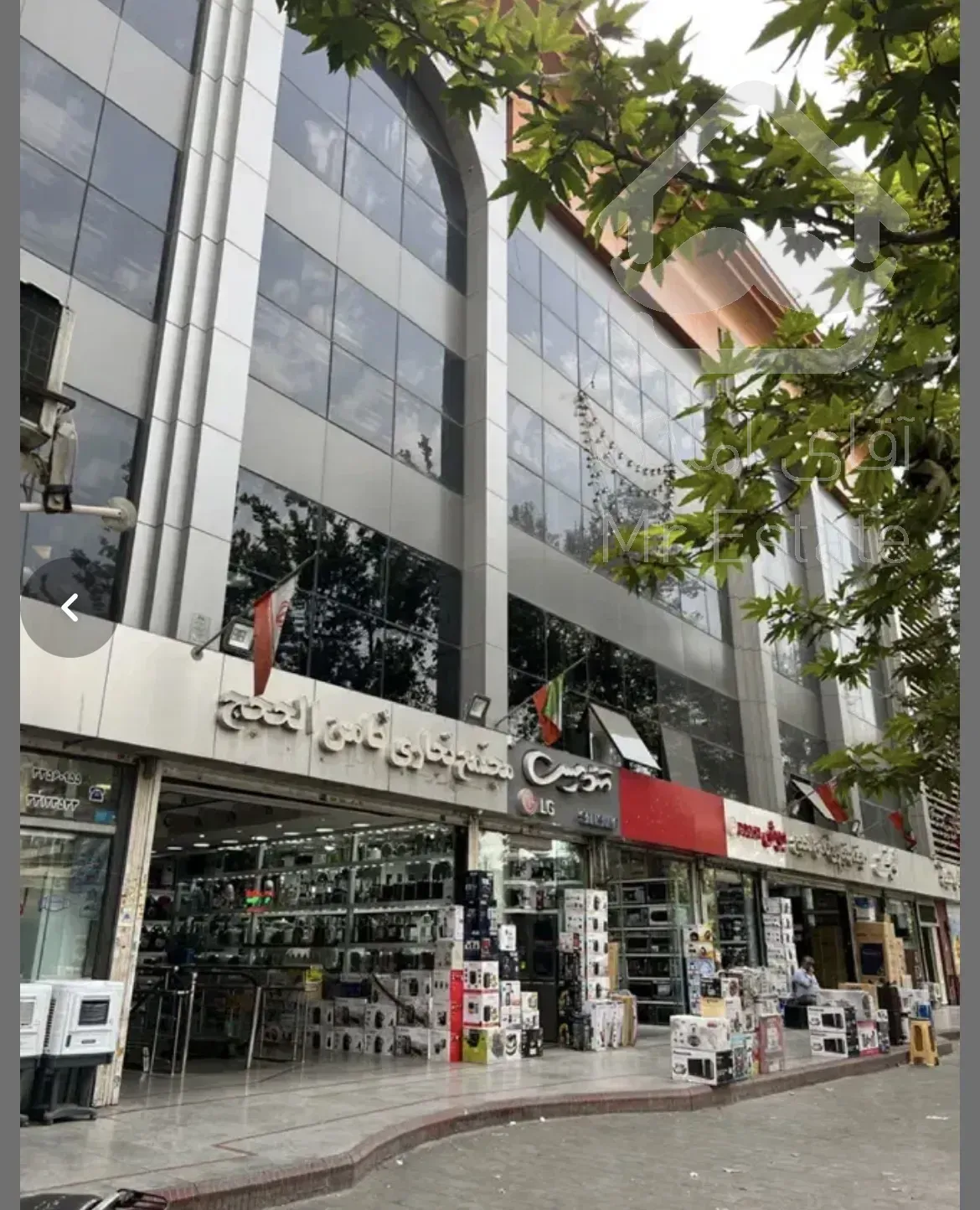 فروش ۱ باب مغازه در پر رونق ترین پاساژ سه راه امین حضور به متراژ ۲۳ متر دارای دو درب و با قابلیت تفکیک به دو مغازه مجزا