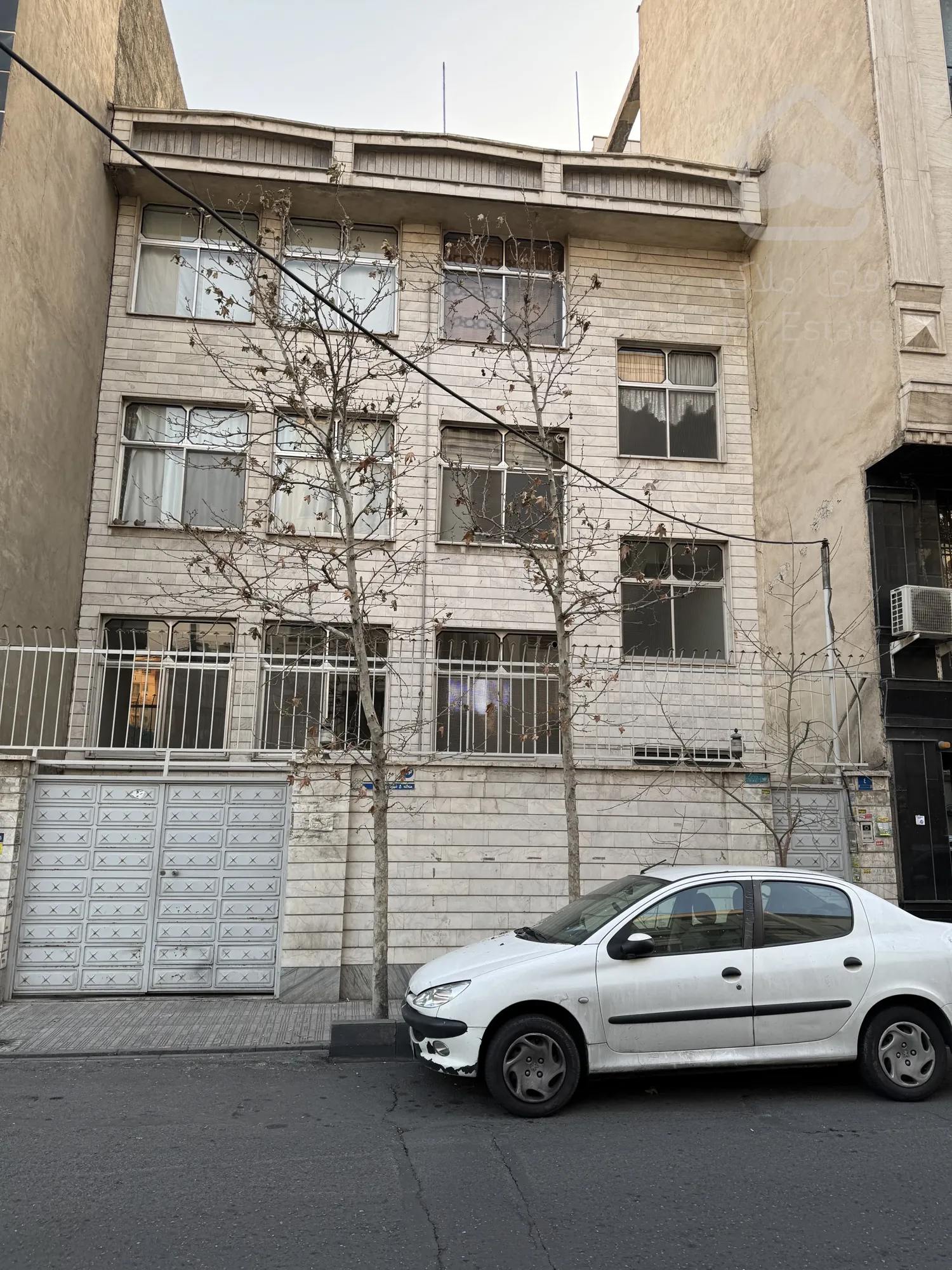 فروش خانه ویلایی ٣٢٠ متر یک طبقه از سه واحد