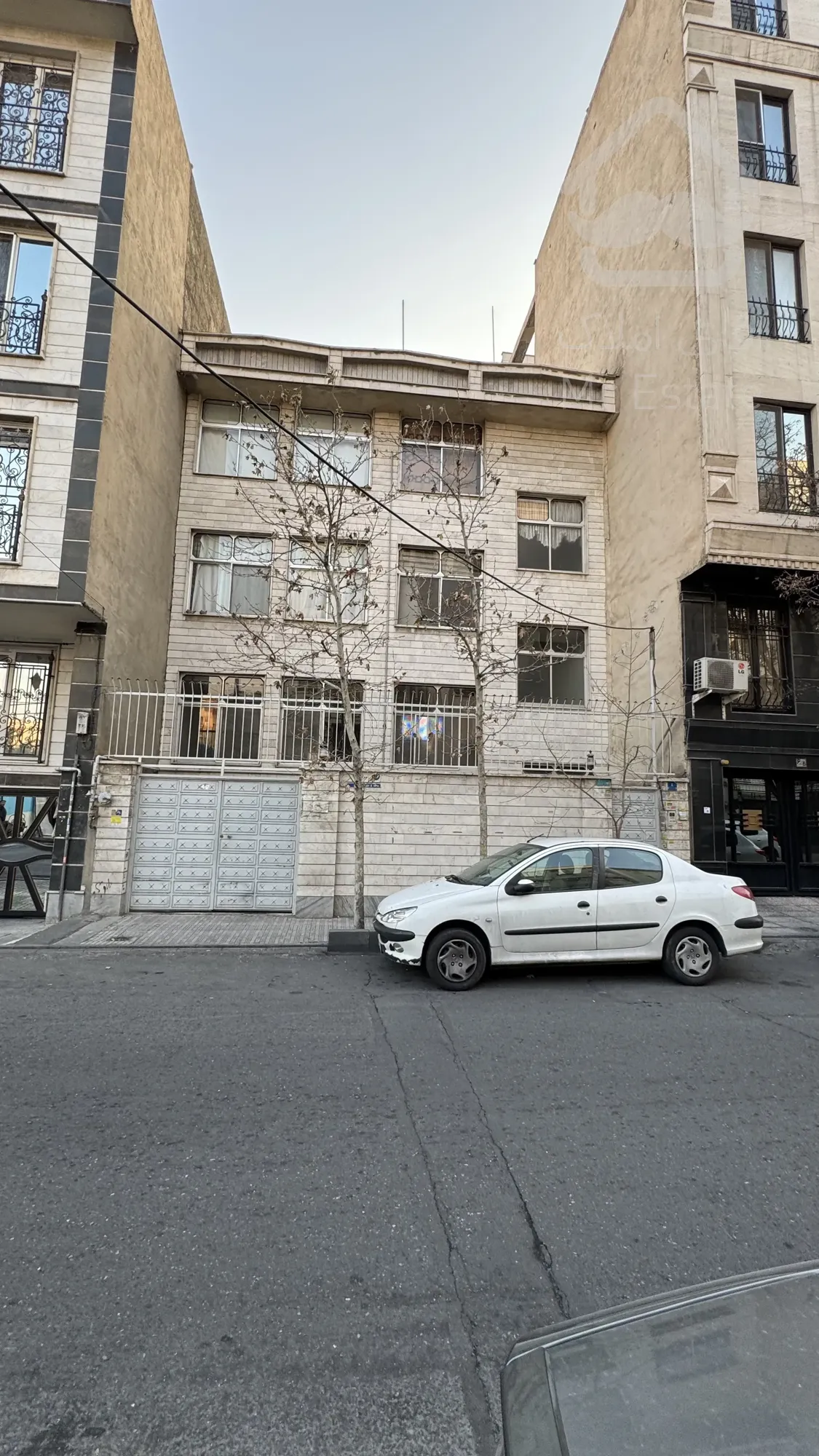 فروش خانه ویلایی ٣٢٠ متر یک طبقه از سه واحد