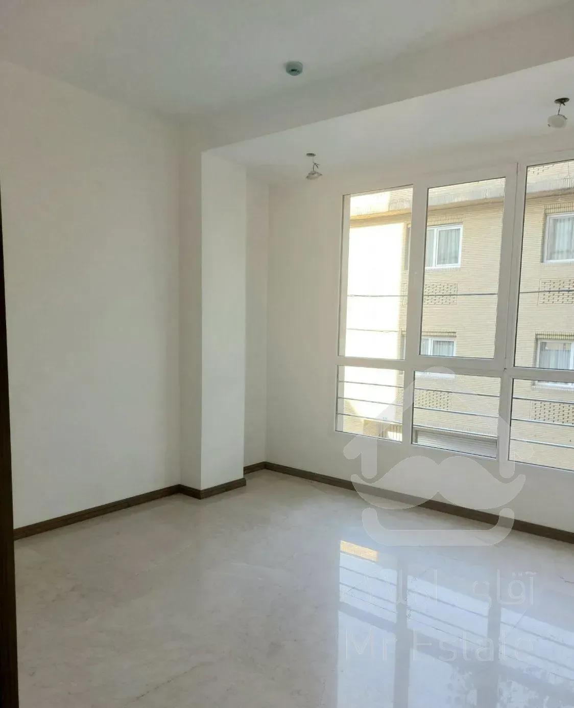 فروش آپارتمان ۶۶ متری یک خوابه نما تراورتن خطی رو به آفتاب در کوی ارم