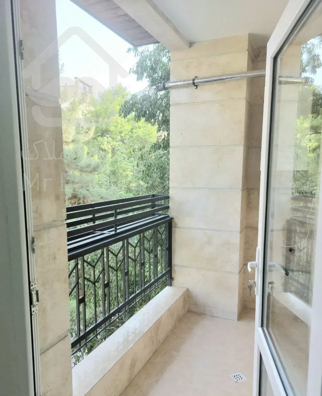 فروش آپارتمان ۶۶ متری یک خوابه نما تراورتن خطی رو به آفتاب در کوی ارم