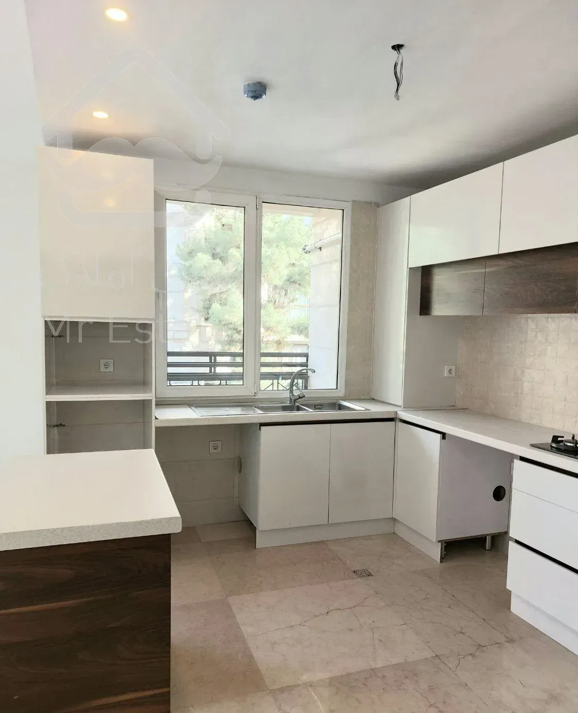 فروش آپارتمان ۶۶ متری یک خوابه نما تراورتن خطی رو به آفتاب در کوی ارم