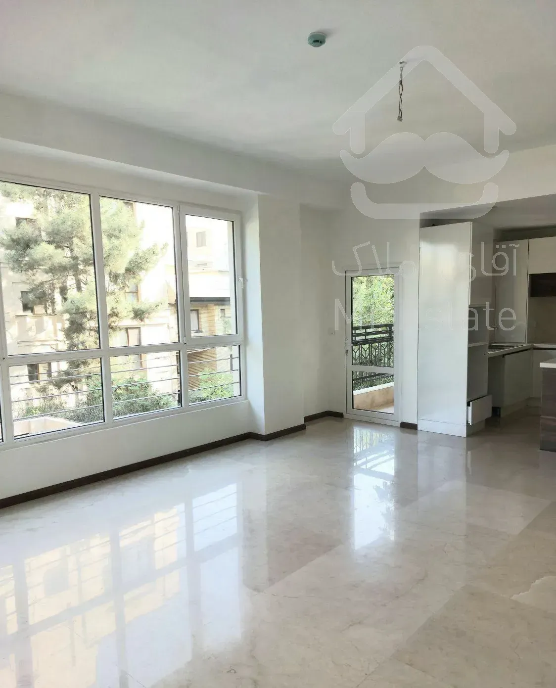 فروش آپارتمان ۶۶ متری یک خوابه نما تراورتن خطی رو به آفتاب در کوی ارم