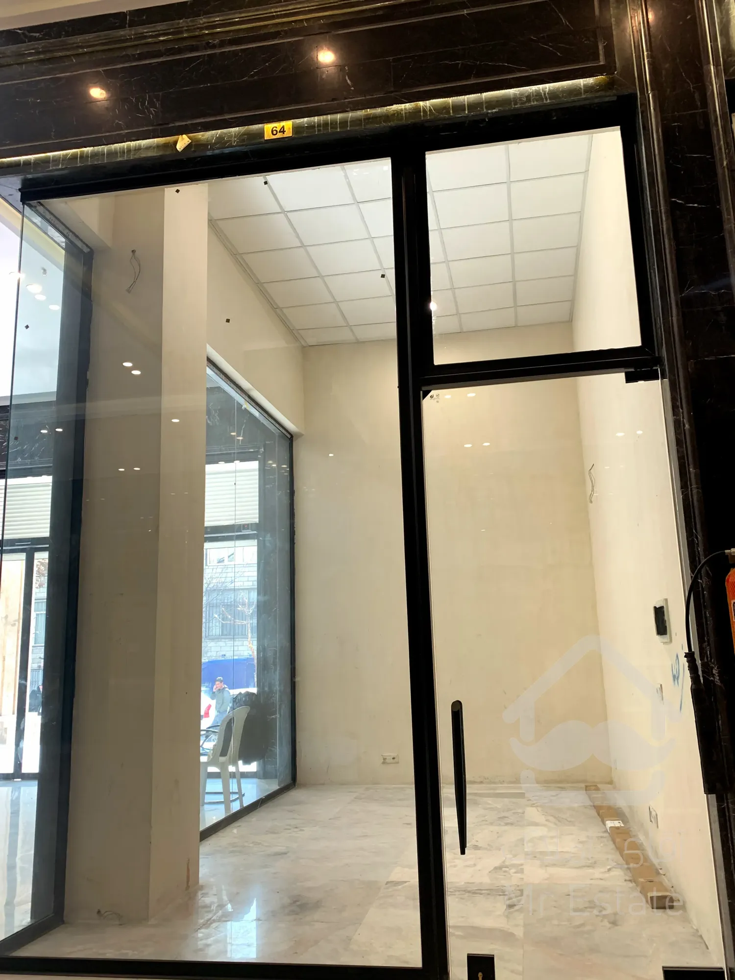 فروش مغازه 40 متری دو بر در رونیکا مال پاسداران همراه با سند تک برگ تجاری