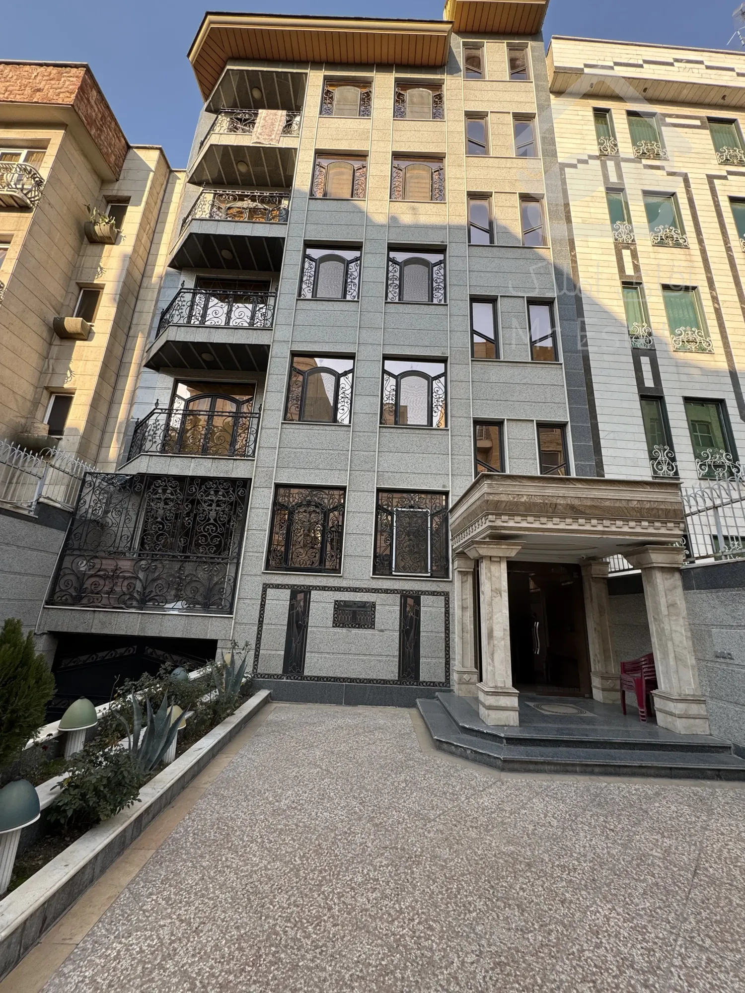 فروش آپارتمان ١٩٠ آیت کاشانی بهنام اکازیون