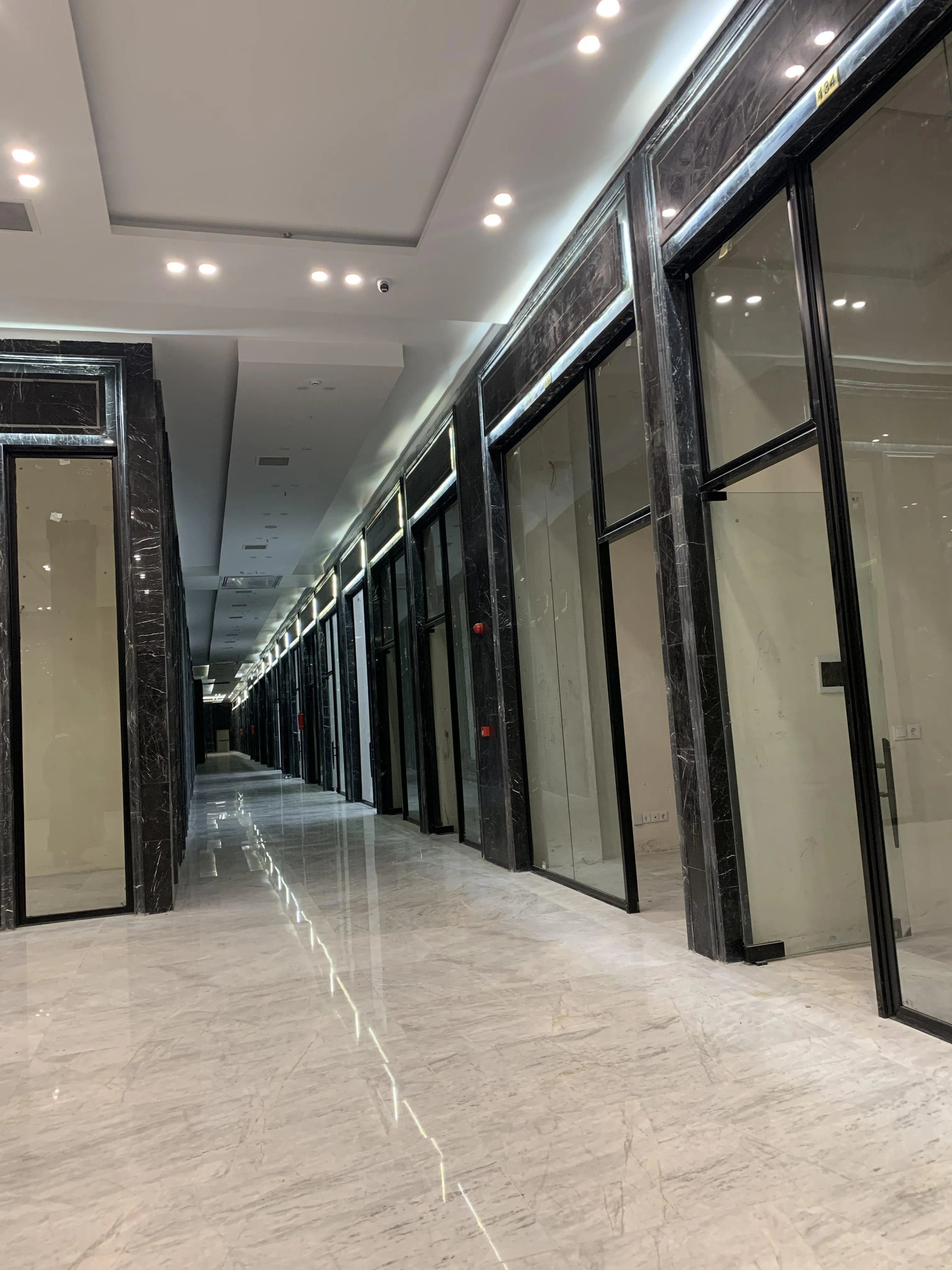 فروش مغازه 19 متری در رونیکا مال پاسداران مناسب همه اصناف با سرقفلی و سند تک برگ تجاری