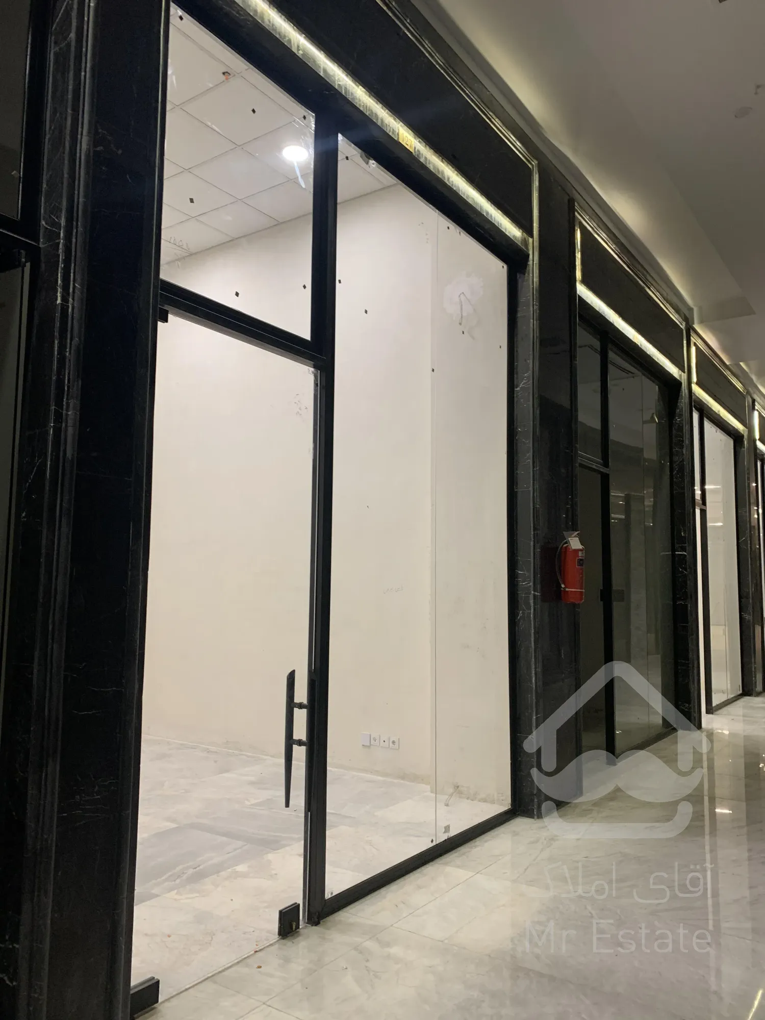 فروش مغازه 40 متری دو بر در رونیکا مال پاسداران همراه با سند تک برگ تجاری